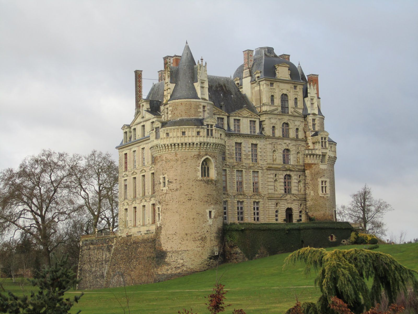 Chateau De Brissac Wallpapers