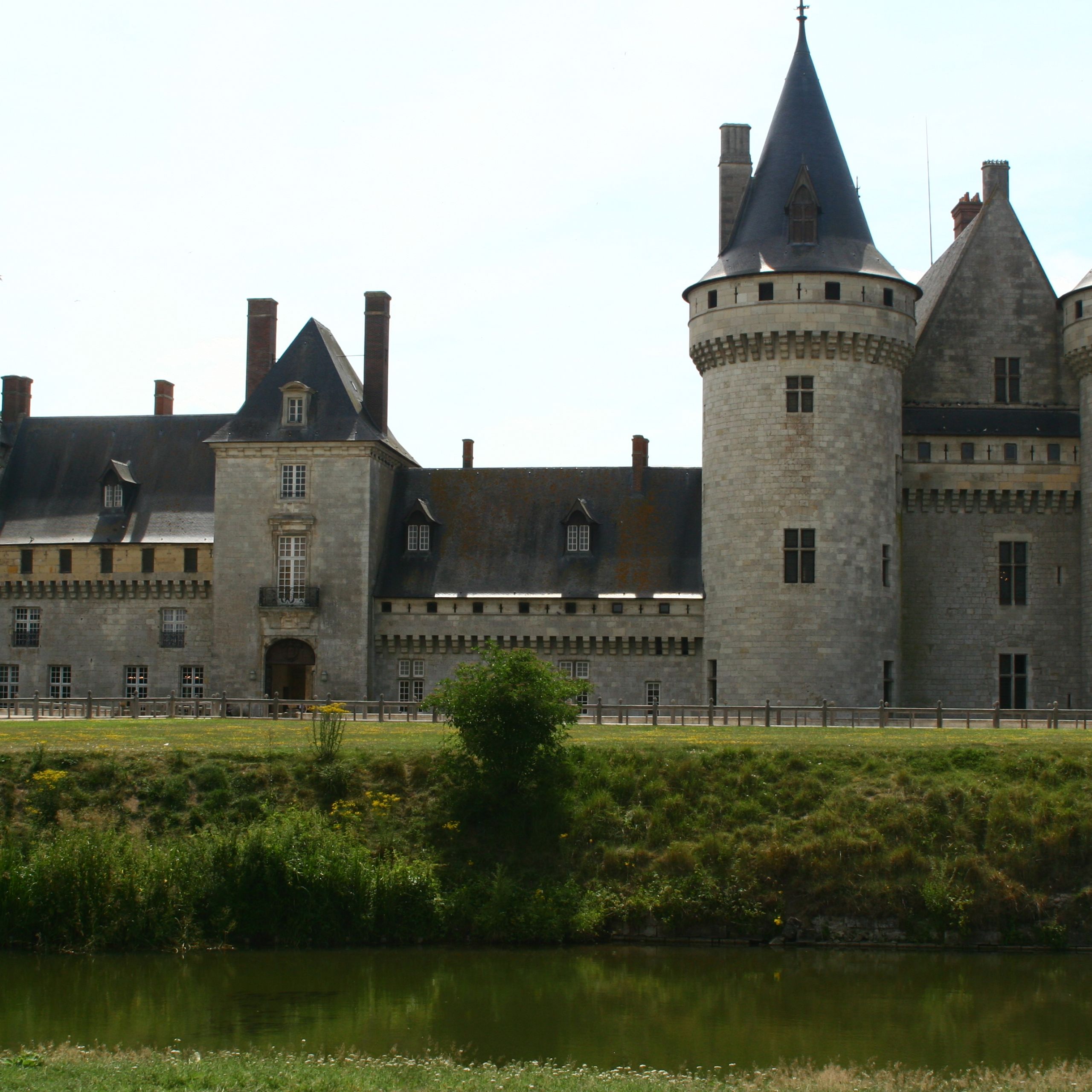 Chateau De Sully-Sur-Loire Wallpapers