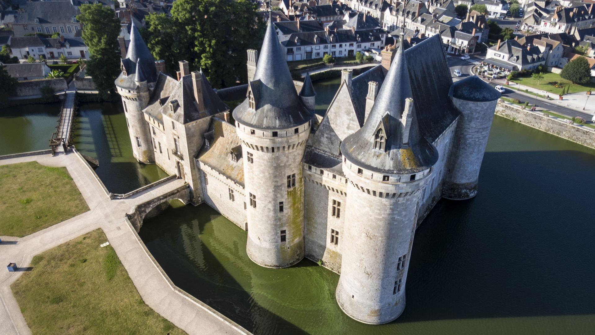 Chateau De Sully-Sur-Loire Wallpapers