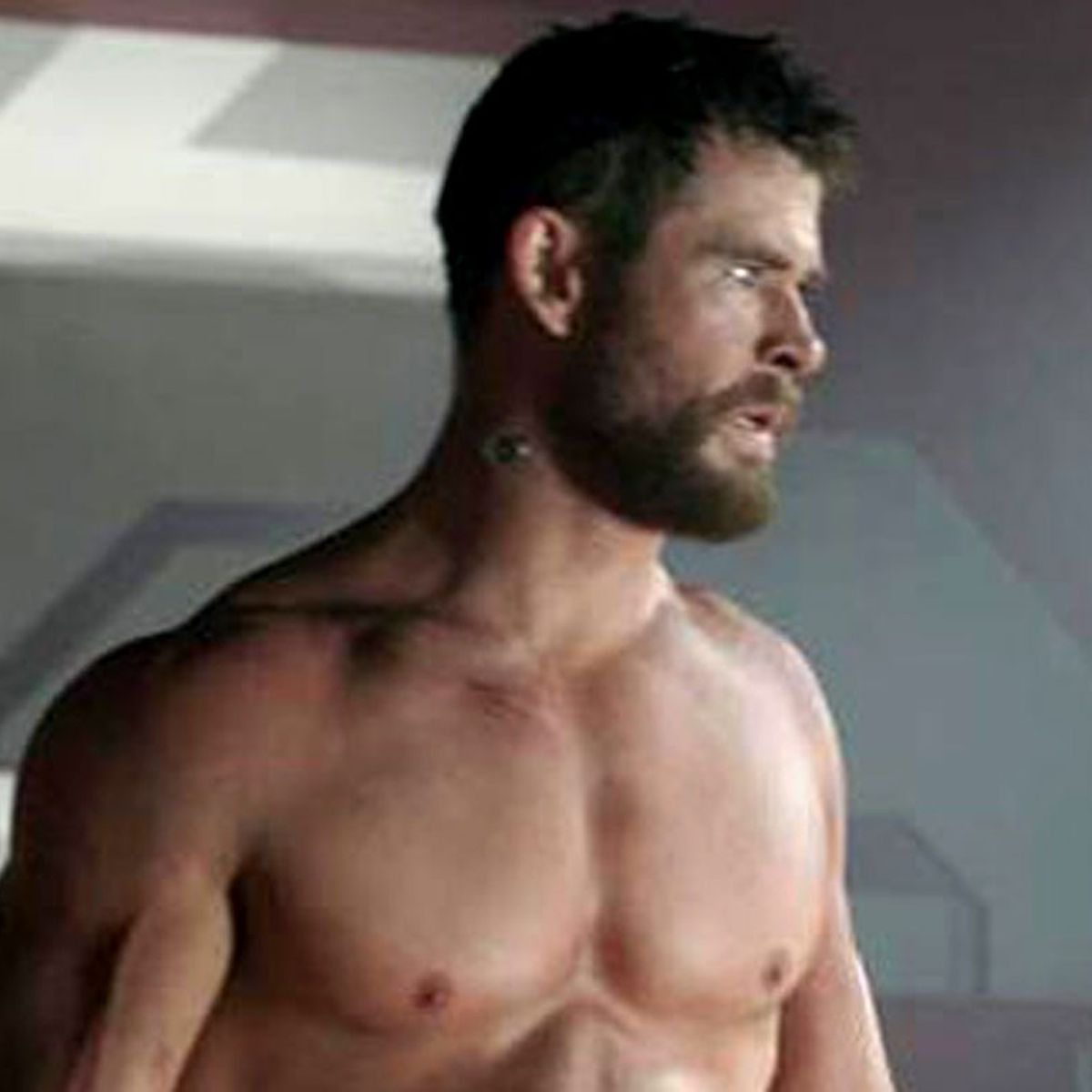 Chris Hemsworth Push-ups Wallpapers