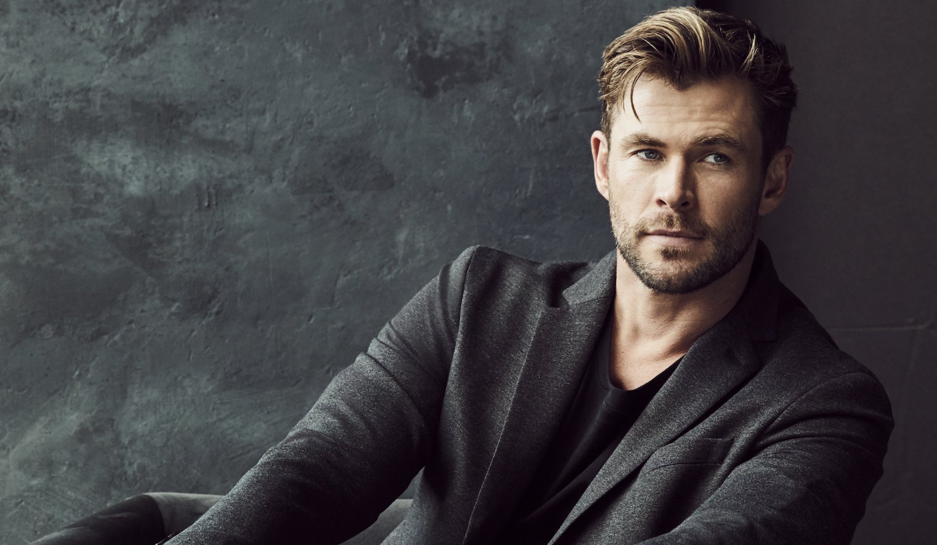 Chris Hemsworth Push-ups Wallpapers