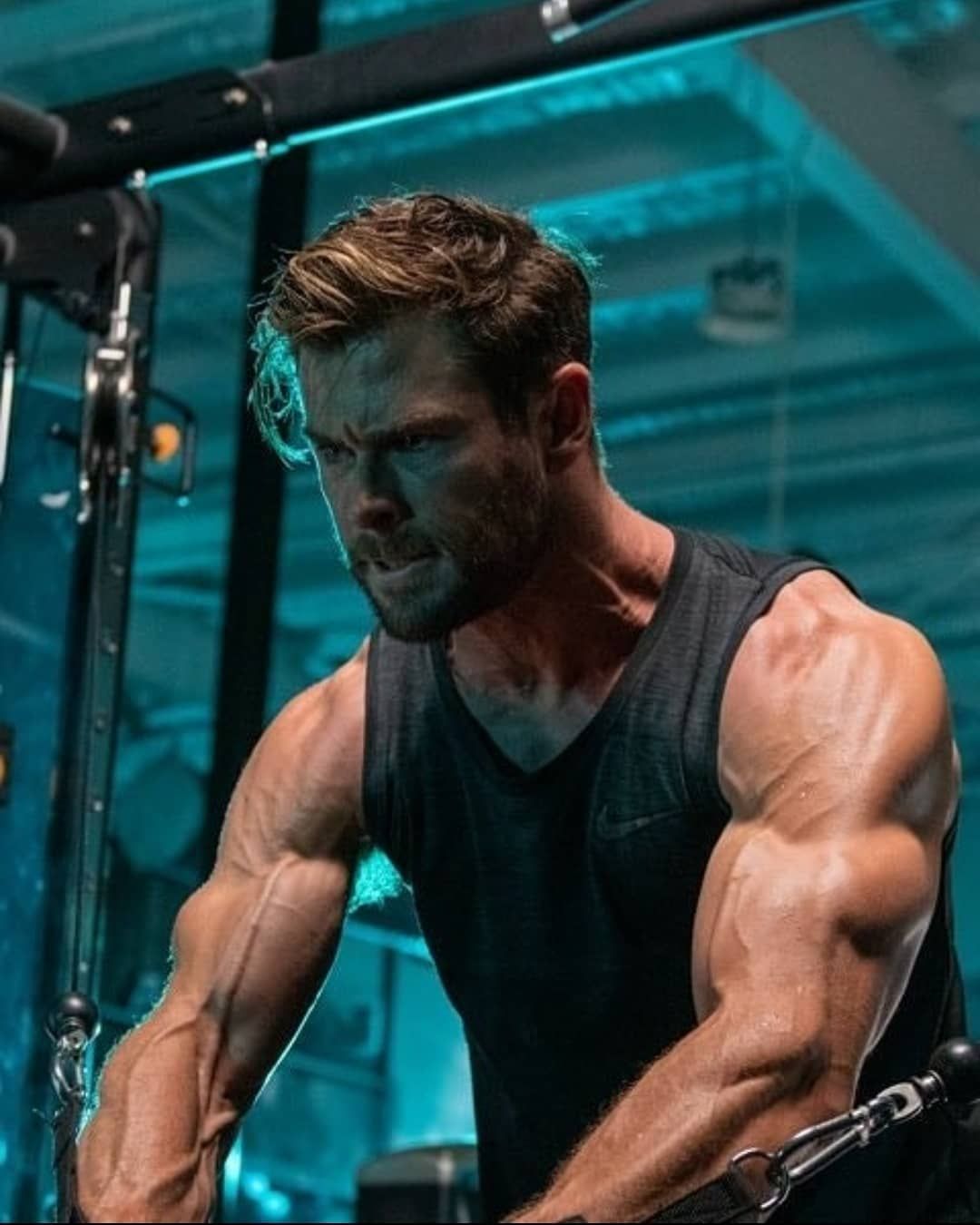 Chris Hemsworth Workout Wallpapers