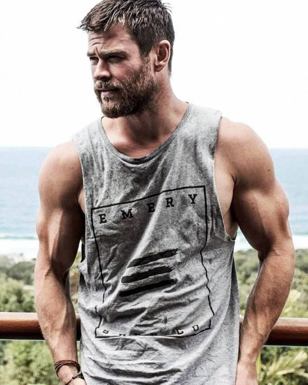 Chris Hemsworth Workout Wallpapers