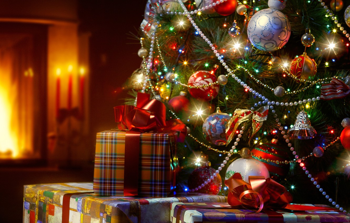 Christmas Tree With Light Decorations Wallpapers