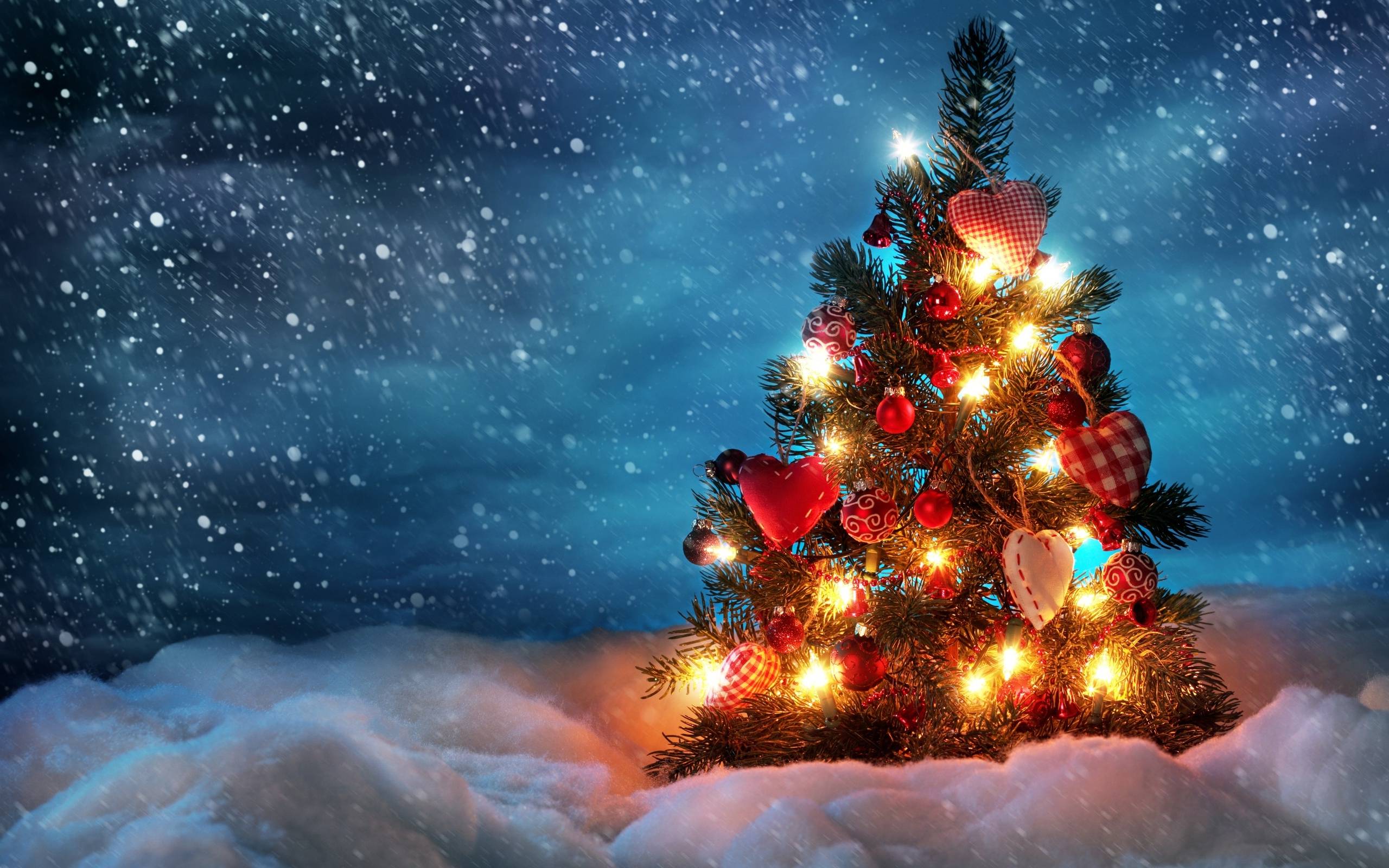 Christmas Tree With Snow And Lights Decoration Wallpapers
