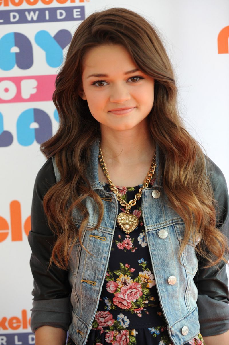 Ciara Bravo Cute Actress 2021 Wallpapers