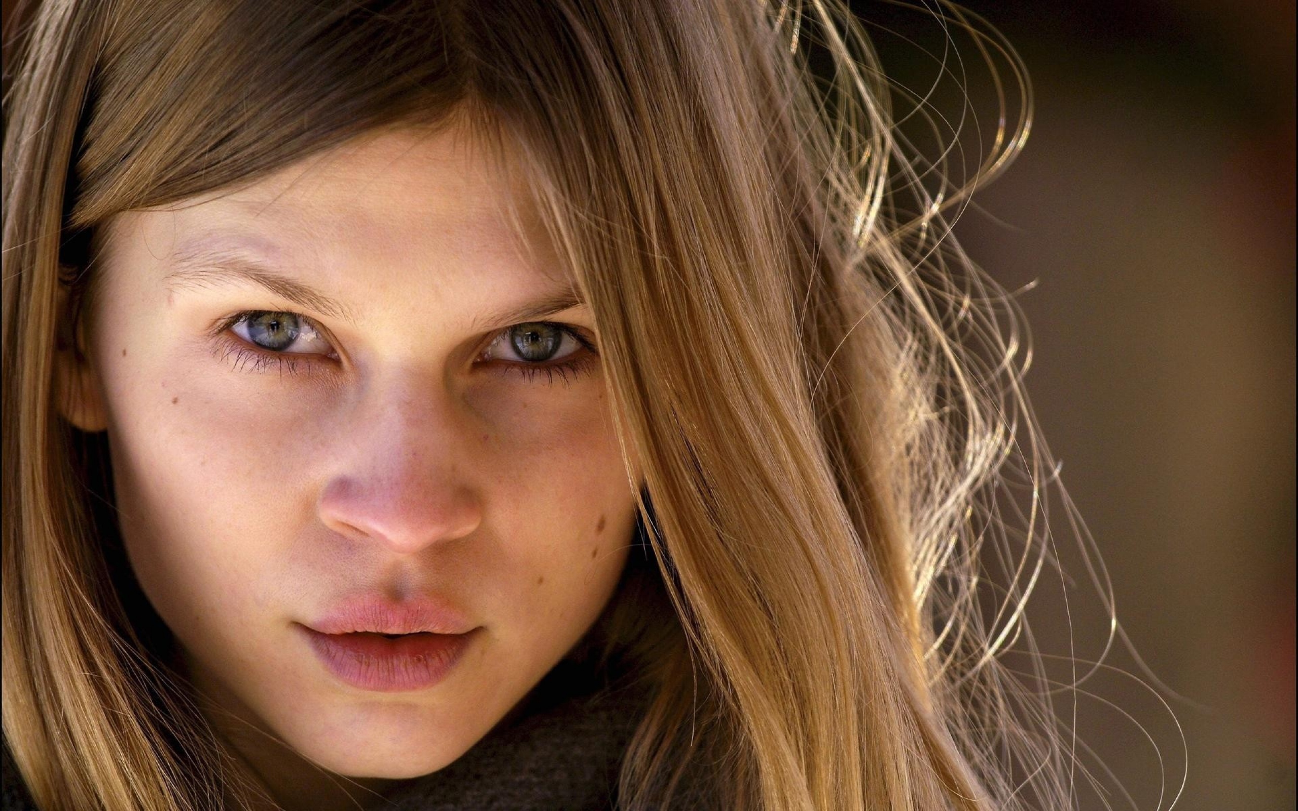 Clemence Poesy Tenet Wallpapers