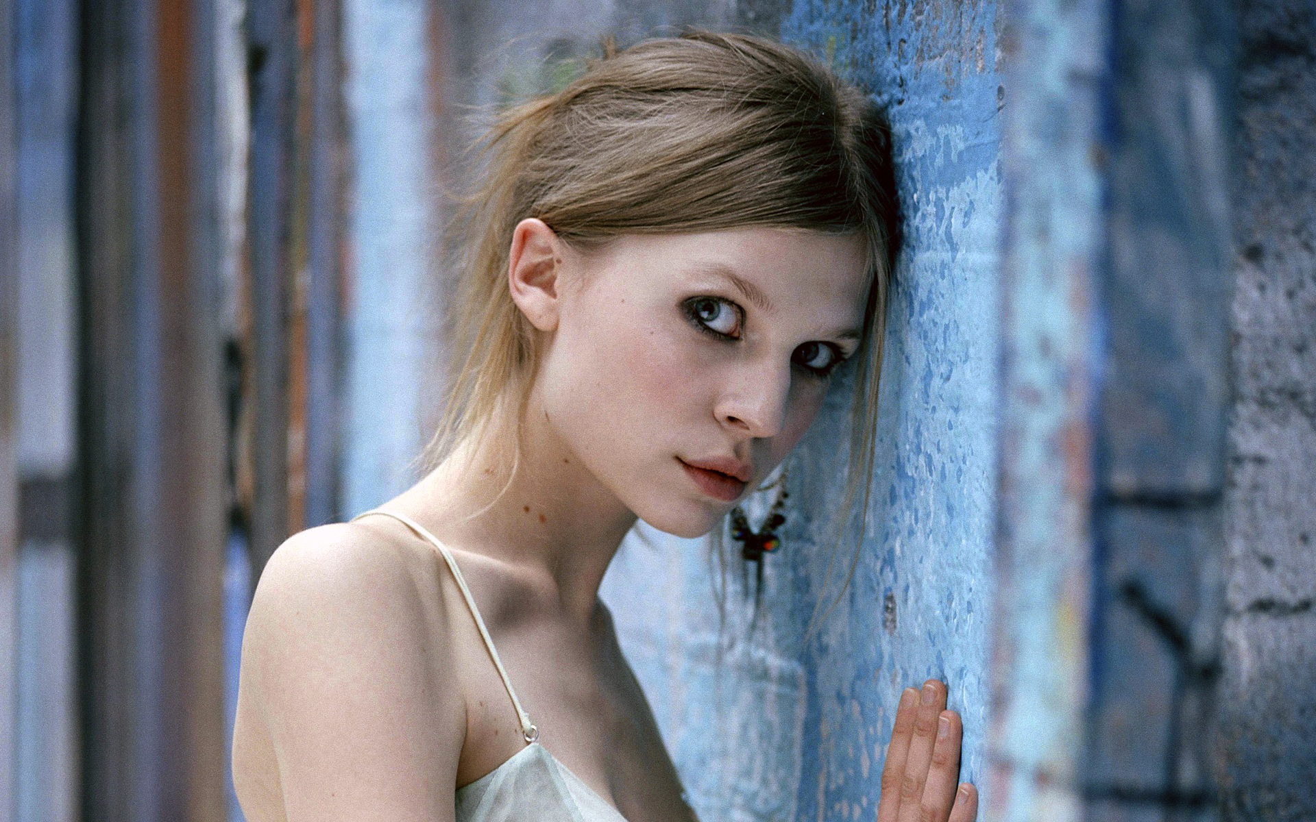 Clemence Poesy Tenet Wallpapers