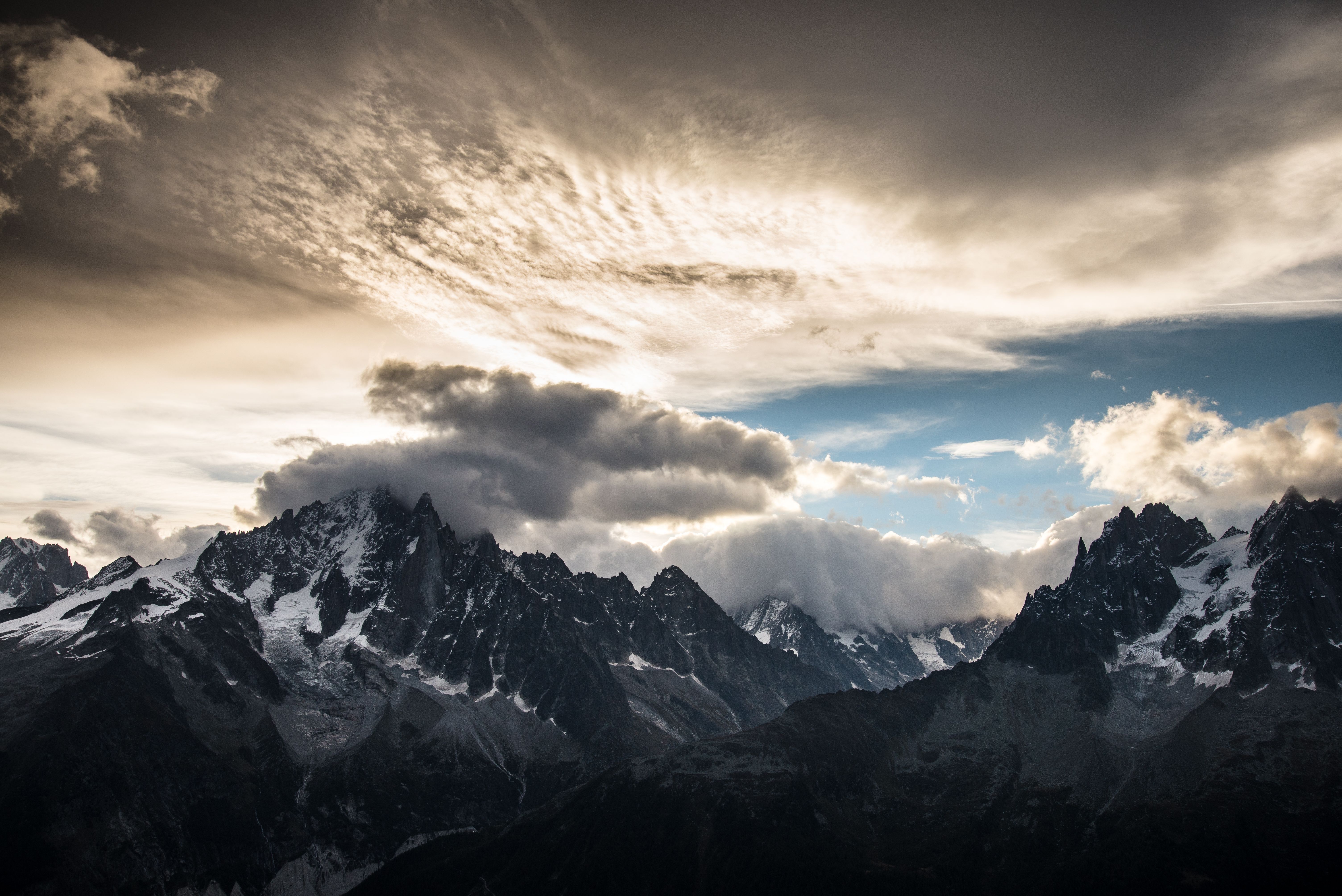 Cloudy Mountains 4K Wallpapers