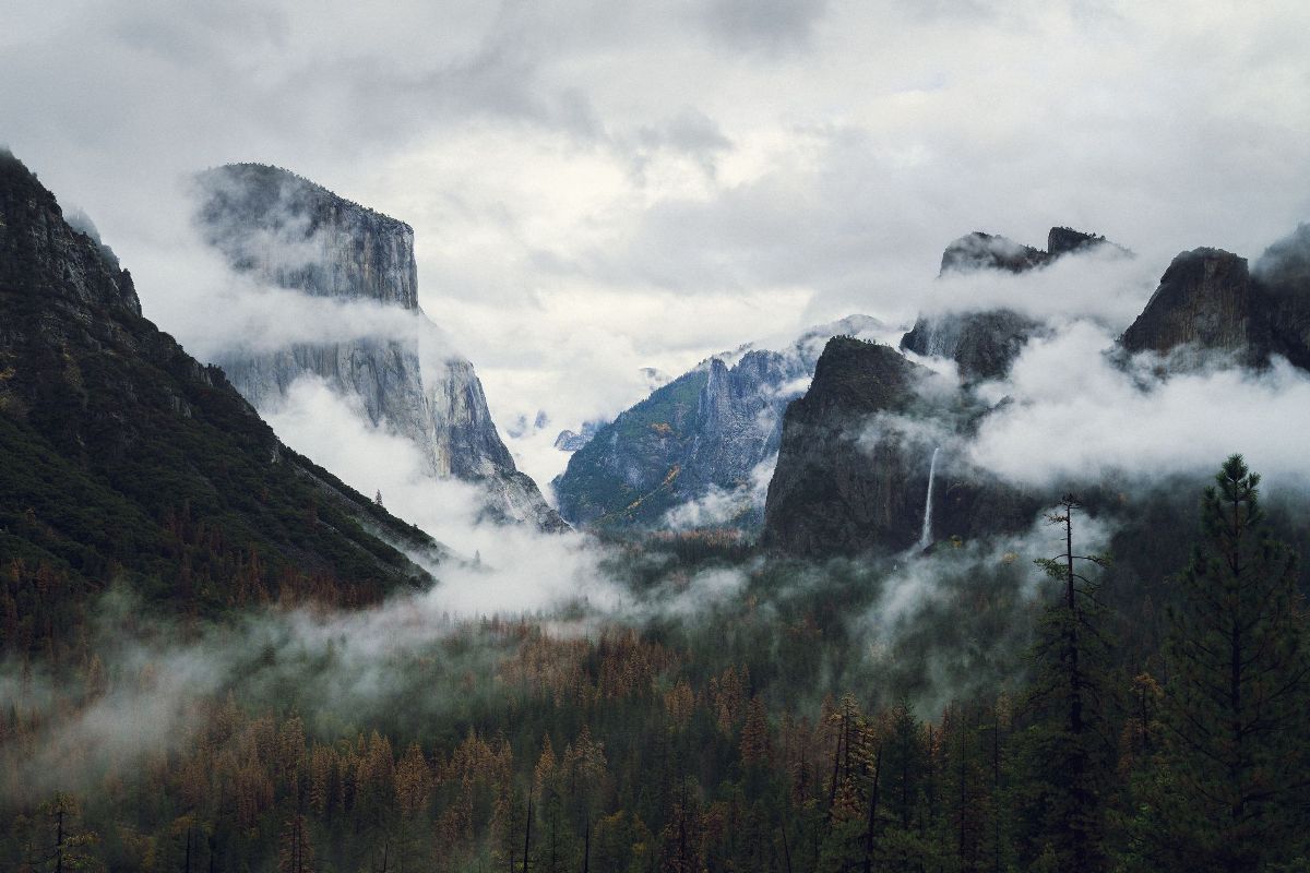 Cloudy Mountains 4K Wallpapers