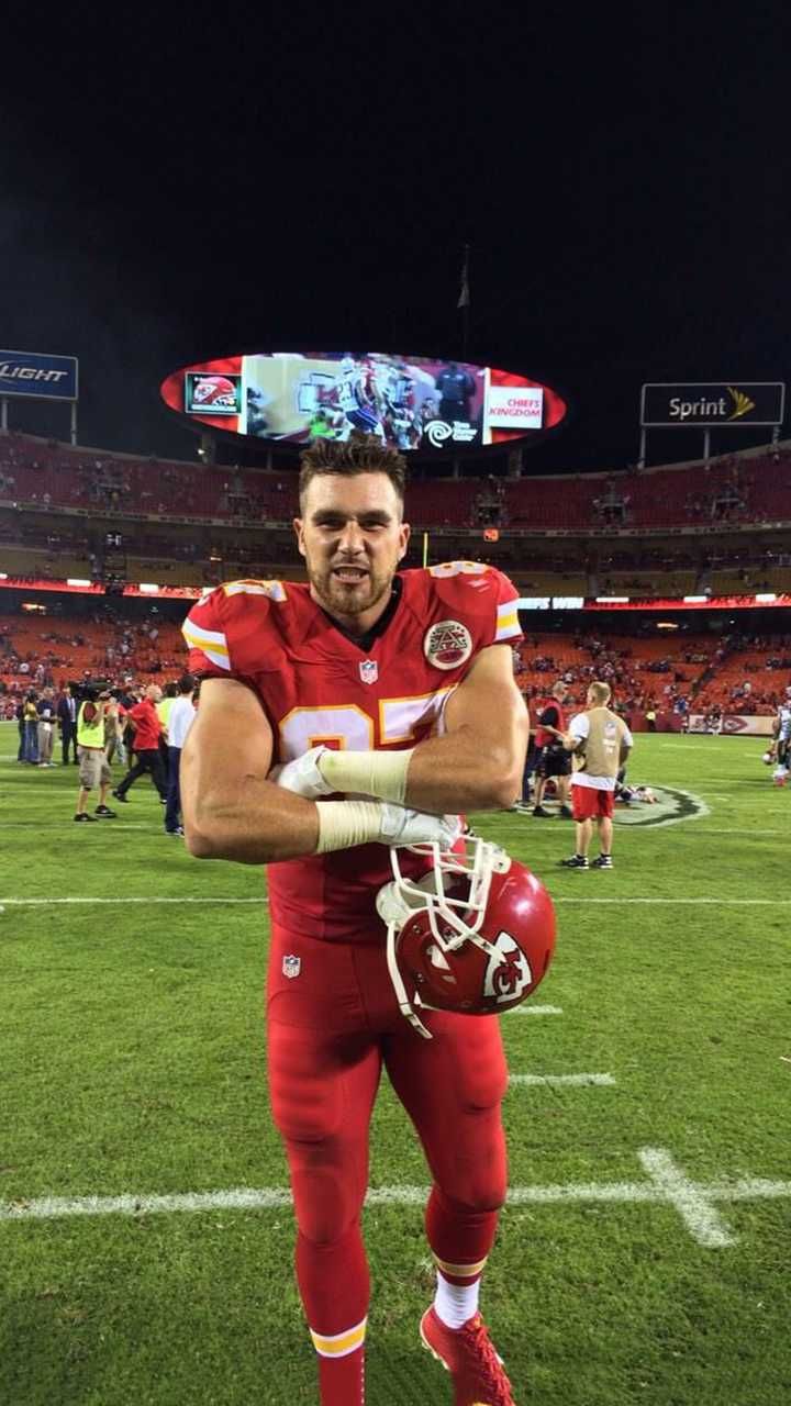 Cool Travis Kelce Wallpapers