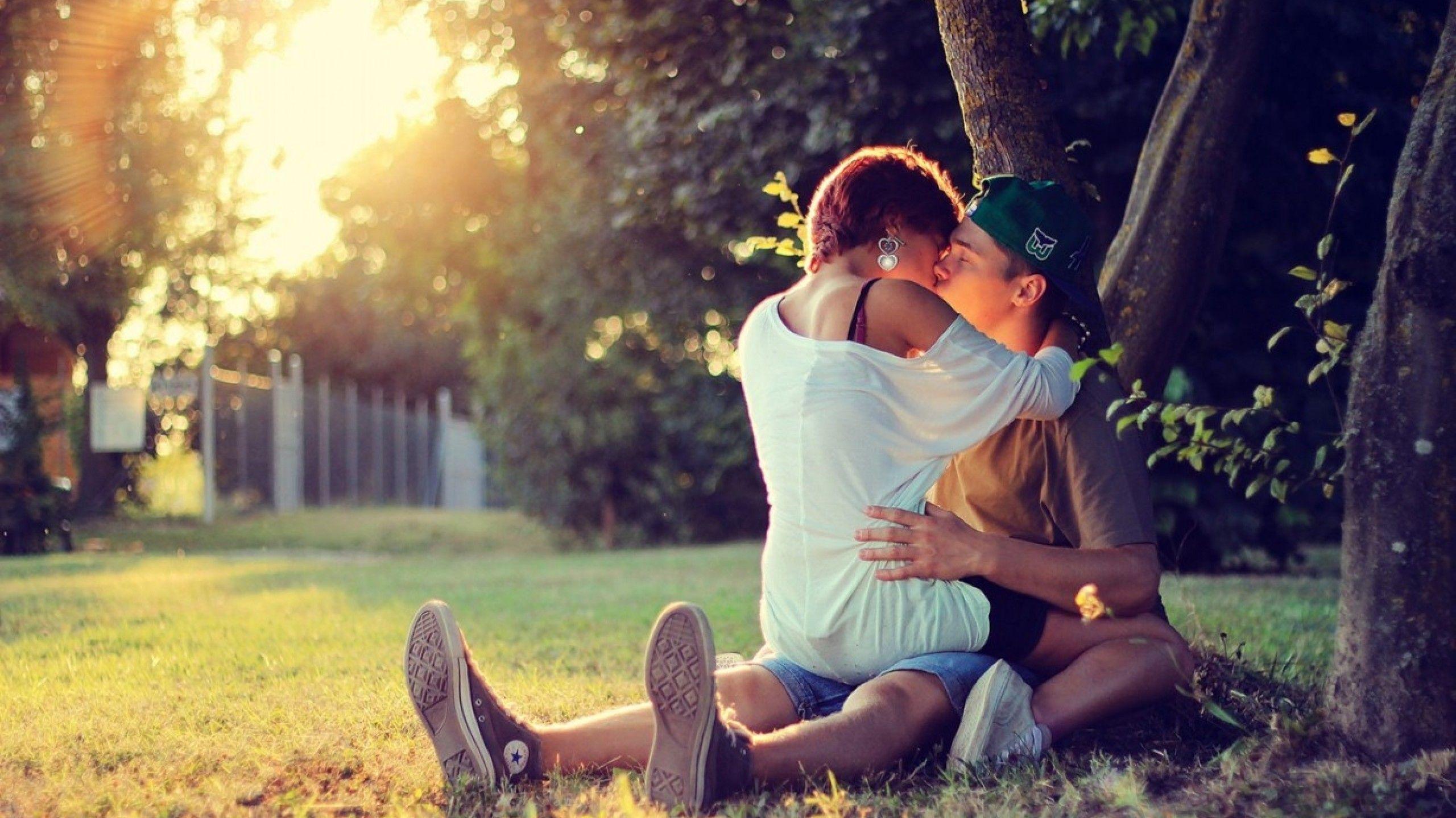 Couple Romantic Kissing Wallpapers
