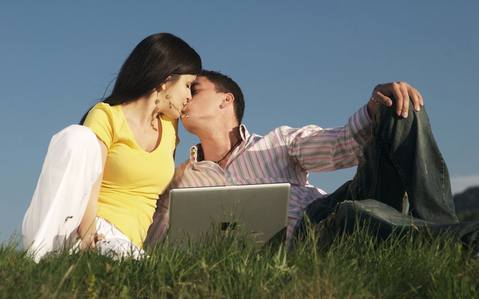 Couple Romantic Kissing Wallpapers