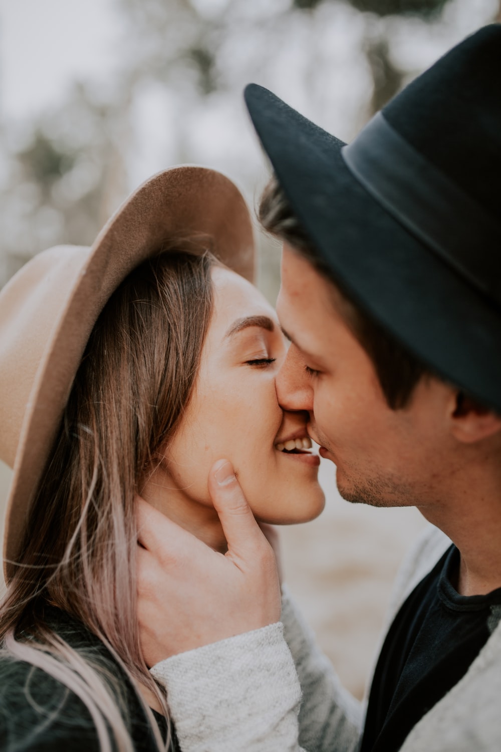 Couple Romantic Kissing Wallpapers