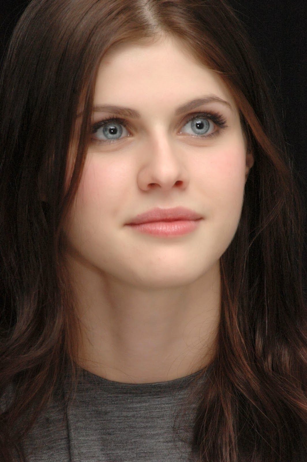 Cute Alexandra Daddario Smiling Wallpapers