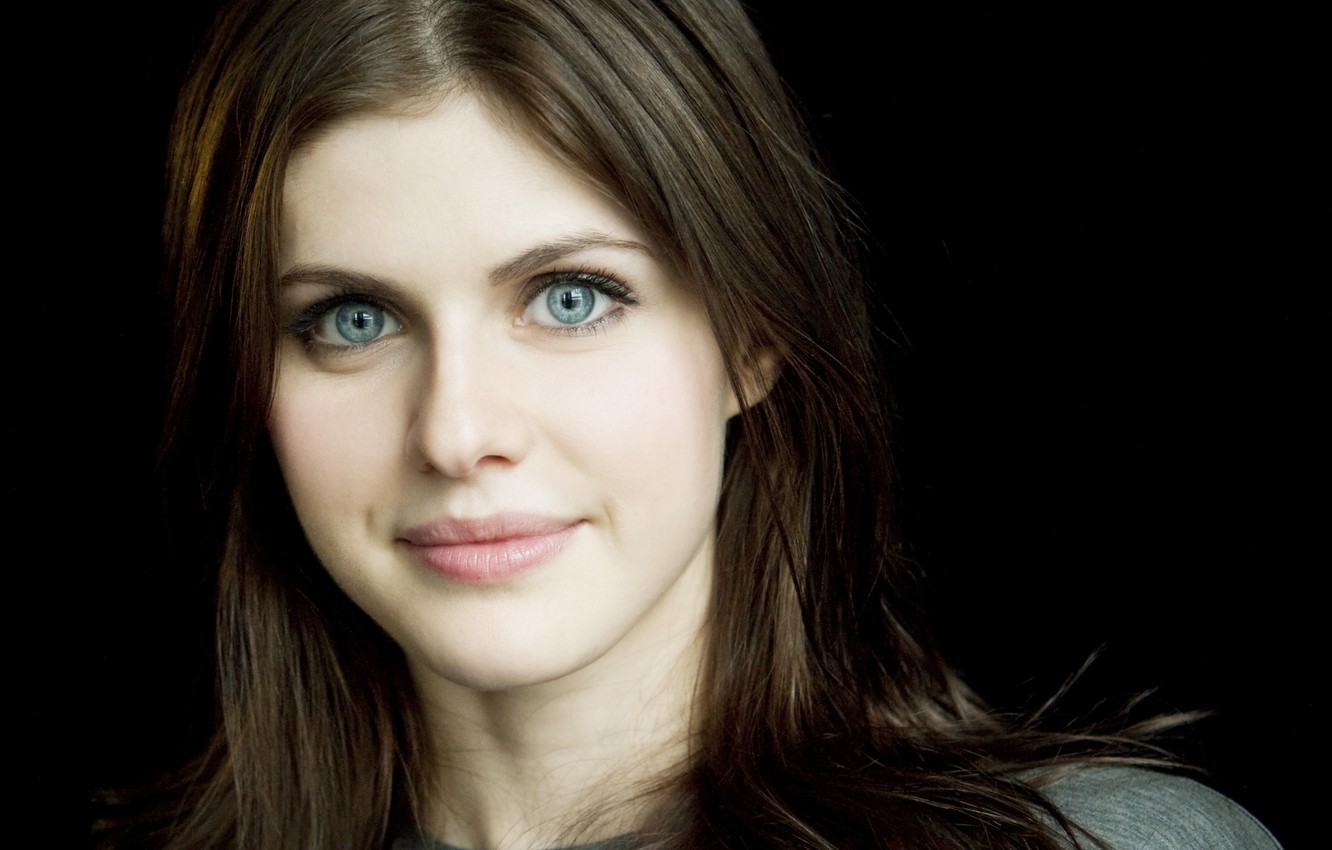 Cute Alexandra Daddario Smiling Wallpapers