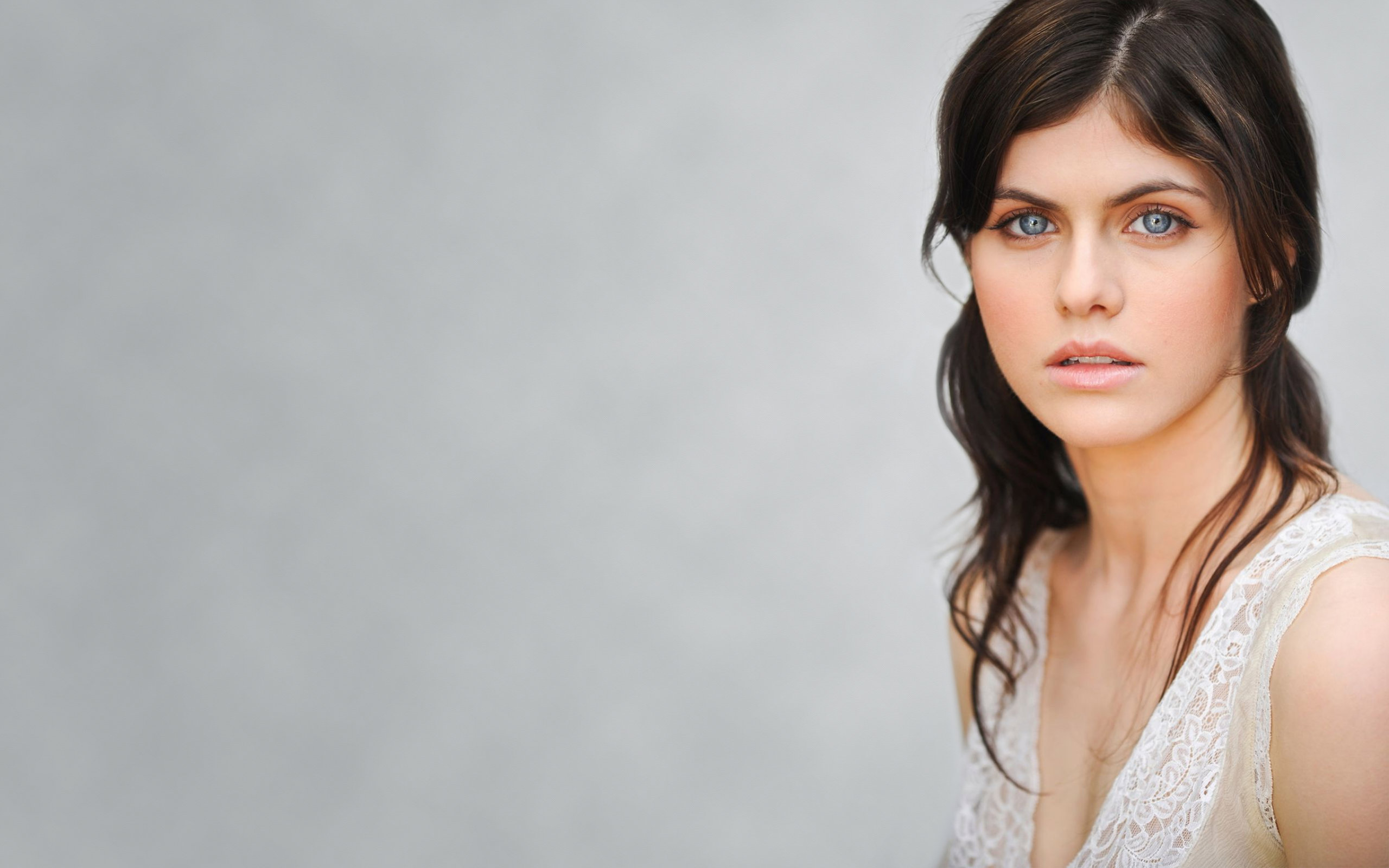 Cute Alexandra Daddario Smiling Wallpapers