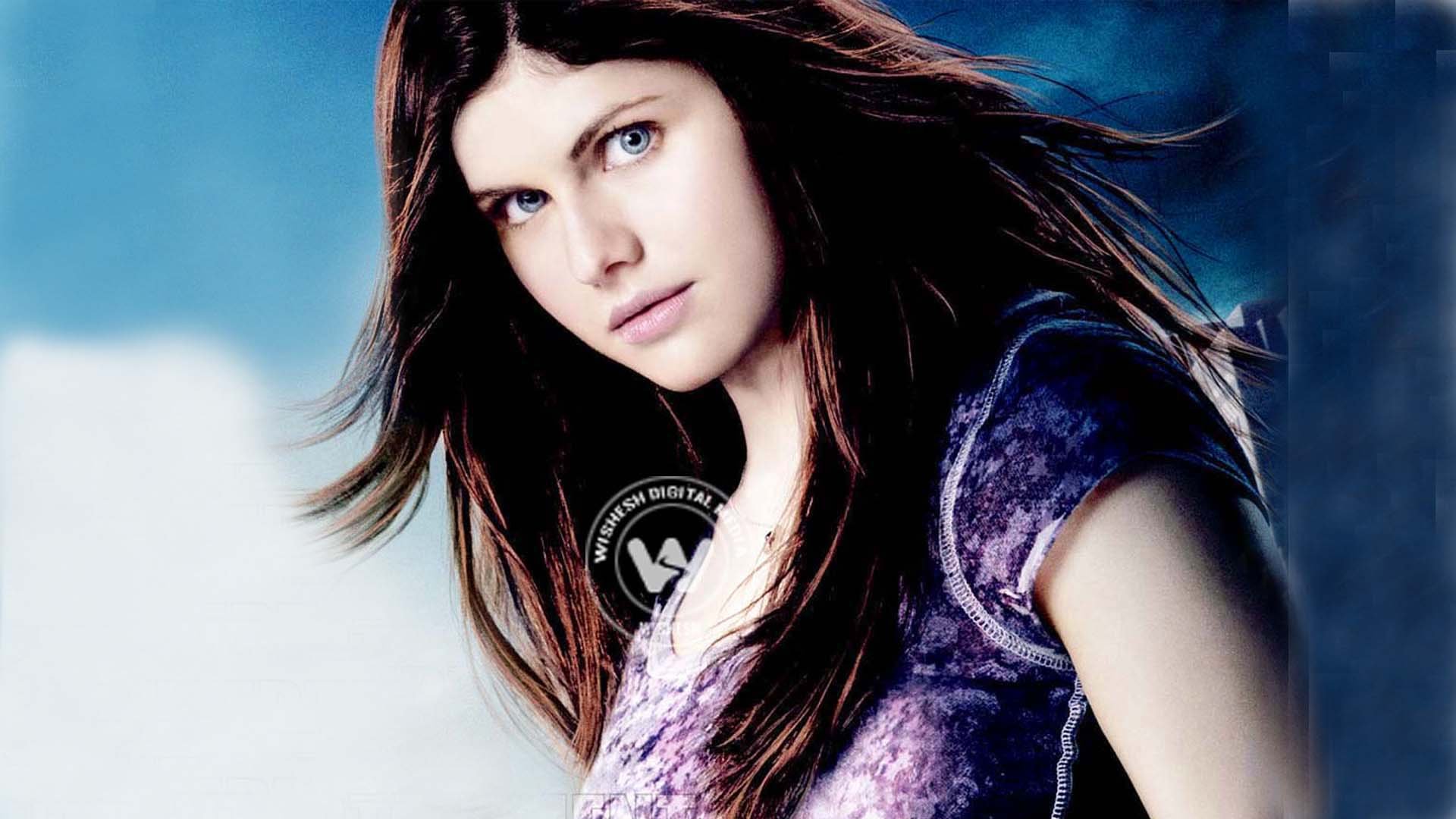 Cute Alexandra Daddario Smiling Wallpapers