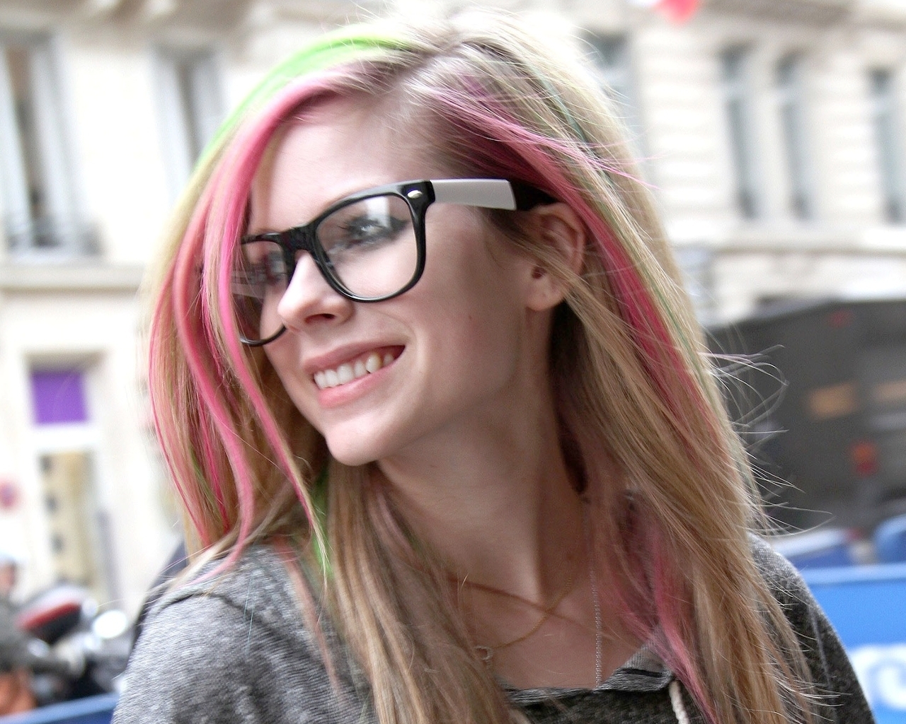 Cute Avril Lavinge in Sunglasses Wallpapers