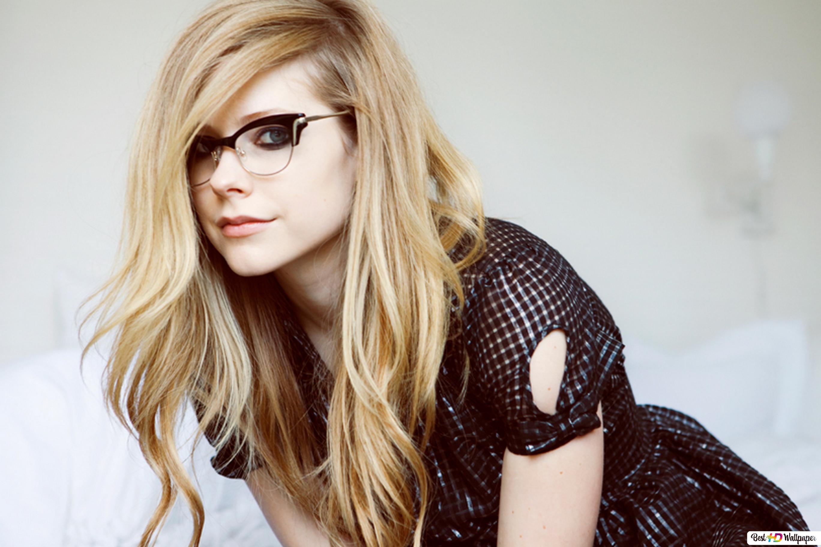 Cute Avril Lavinge in Sunglasses Wallpapers