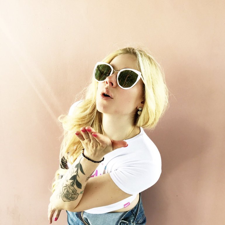 Cute Avril Lavinge in Sunglasses Wallpapers