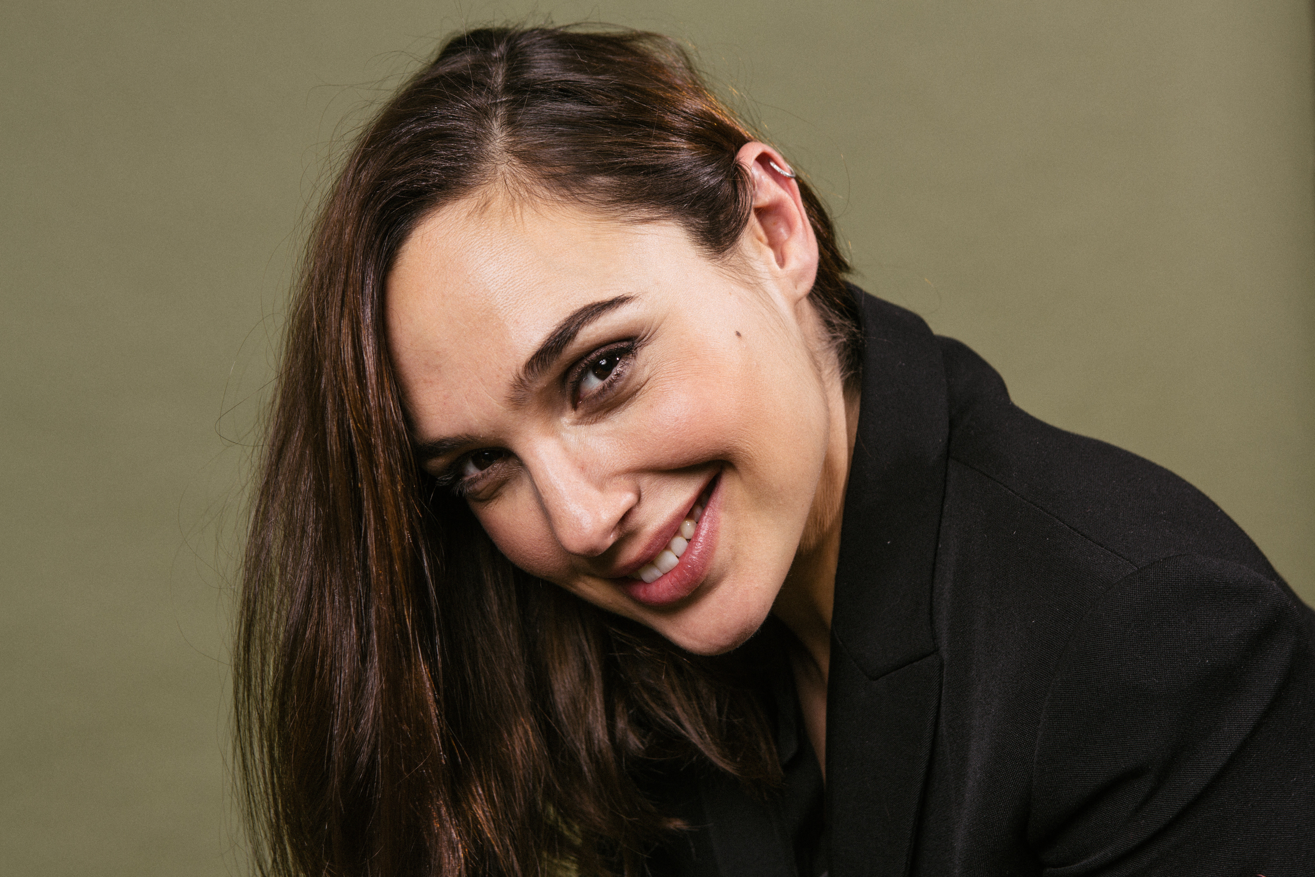 Cute Gal Gadot Smiling Wallpapers