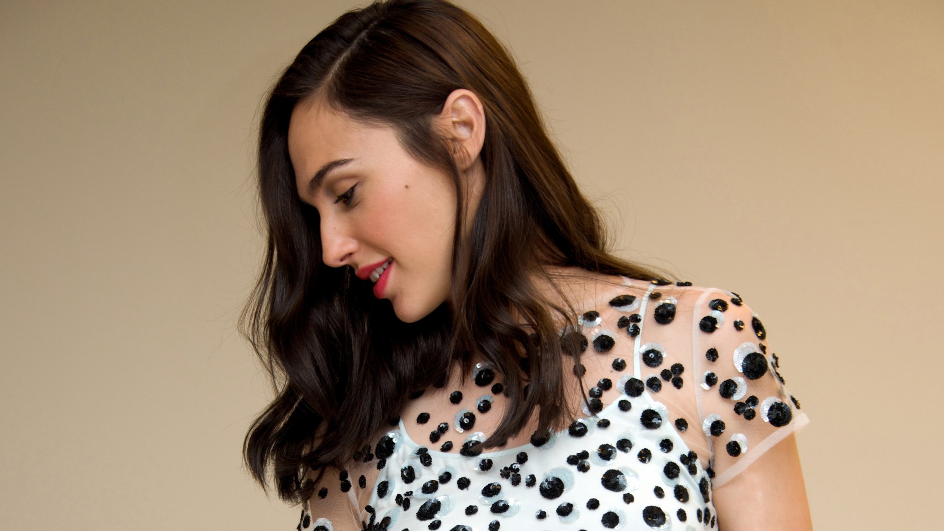 Cute Gal Gadot Smiling Wallpapers