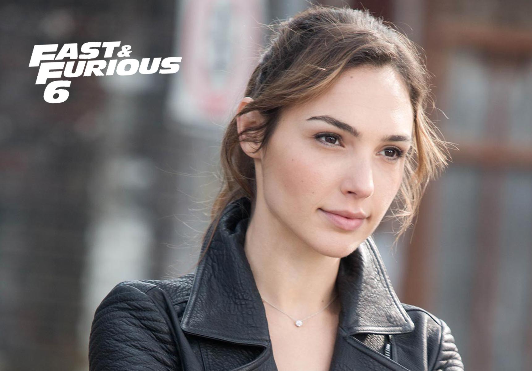 Cute Gal Gadot Smiling Wallpapers