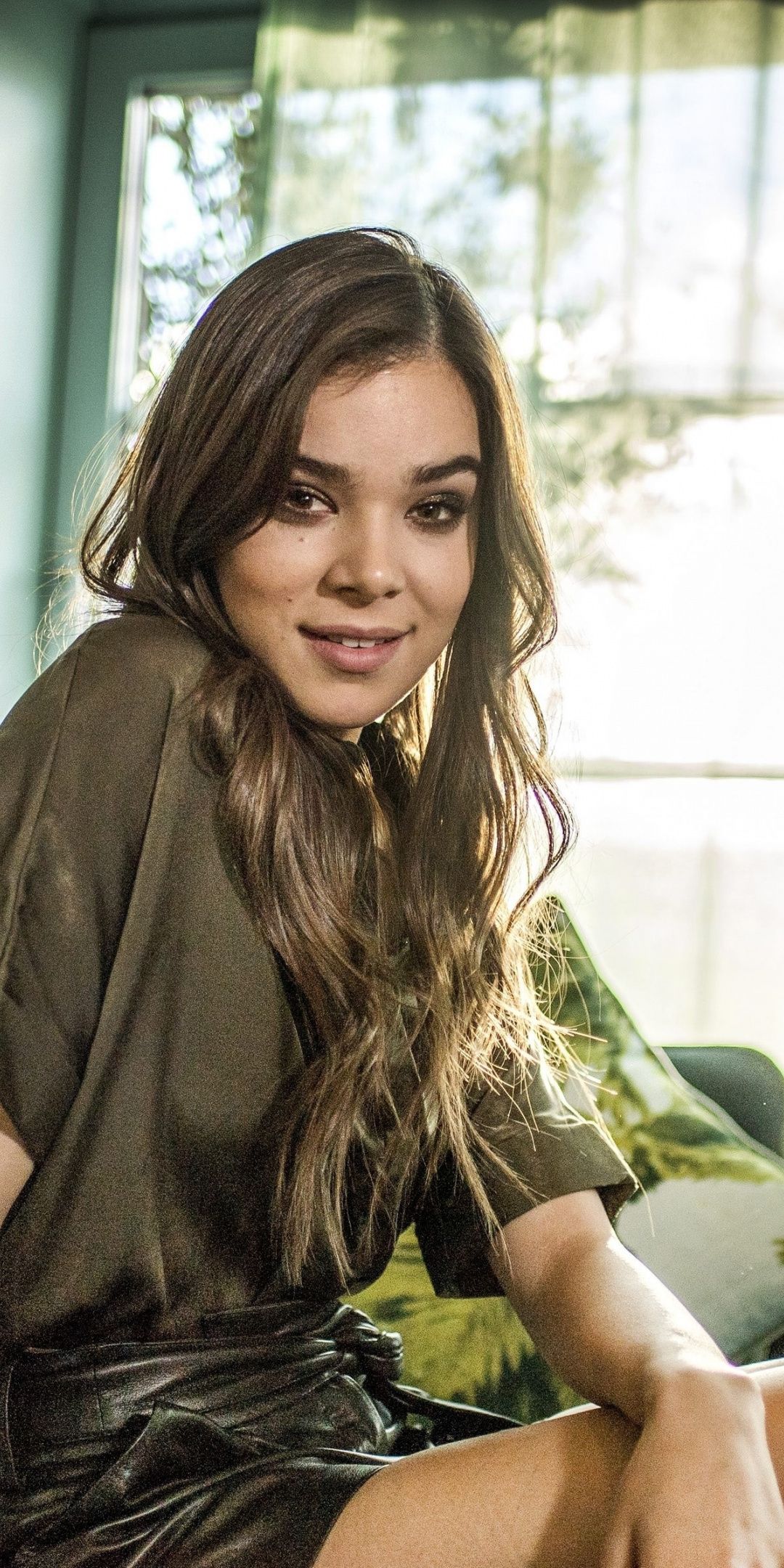 Cute Hailee Steinfeld Smiling Wallpapers