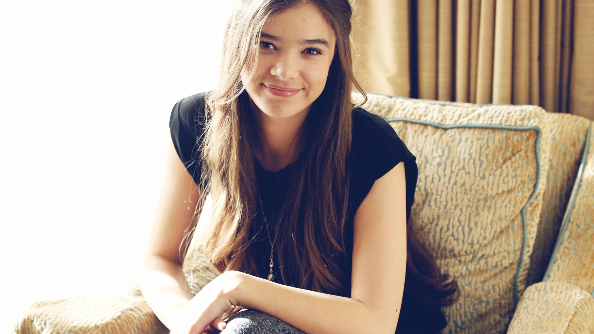 Cute Hailee Steinfeld Smiling Wallpapers