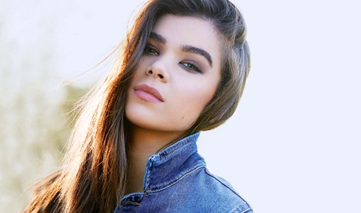 Cute Hailee Steinfeld Smiling Wallpapers