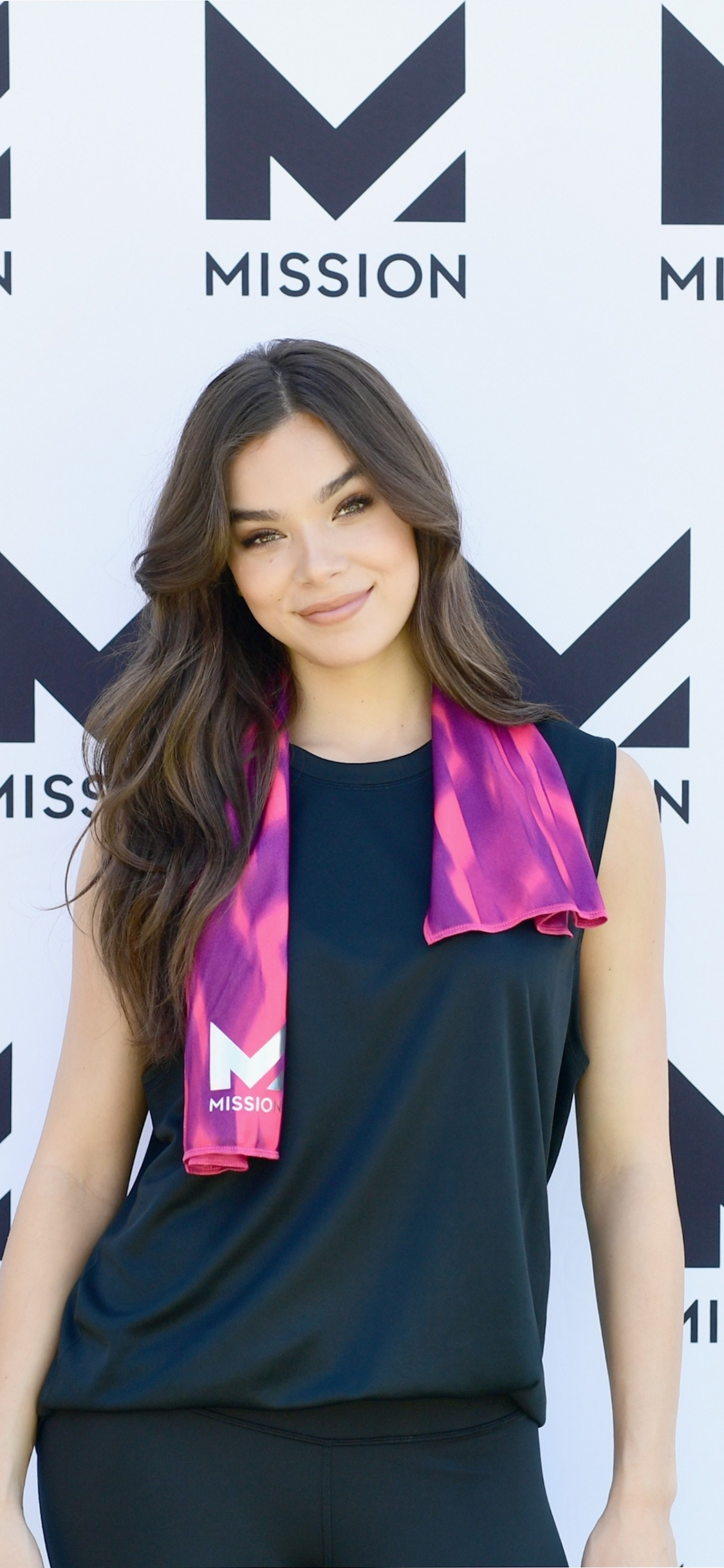 Cute Hailee Steinfeld Smiling Wallpapers