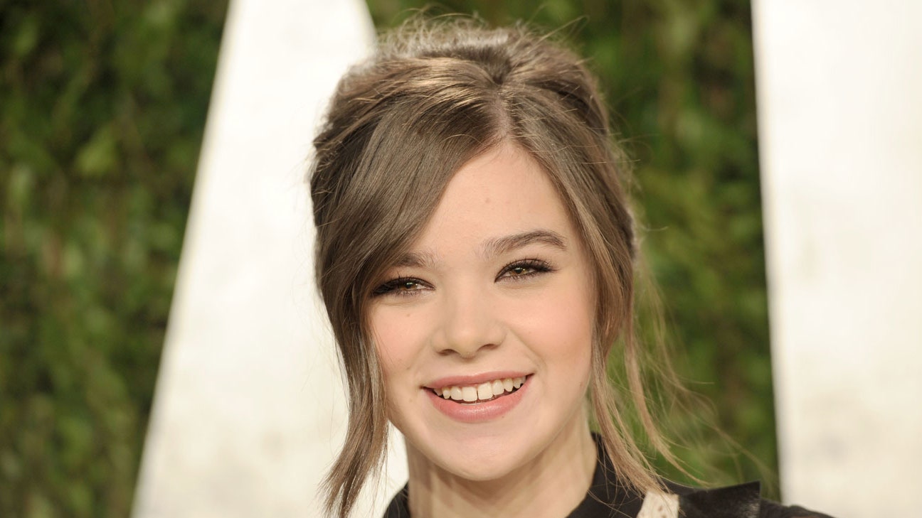 Cute Hailee Steinfeld Smiling Wallpapers