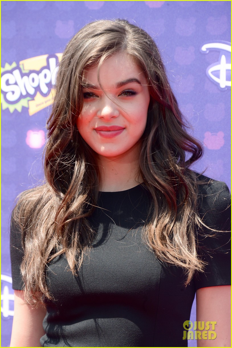 Cute Hailee Steinfeld Smiling Wallpapers