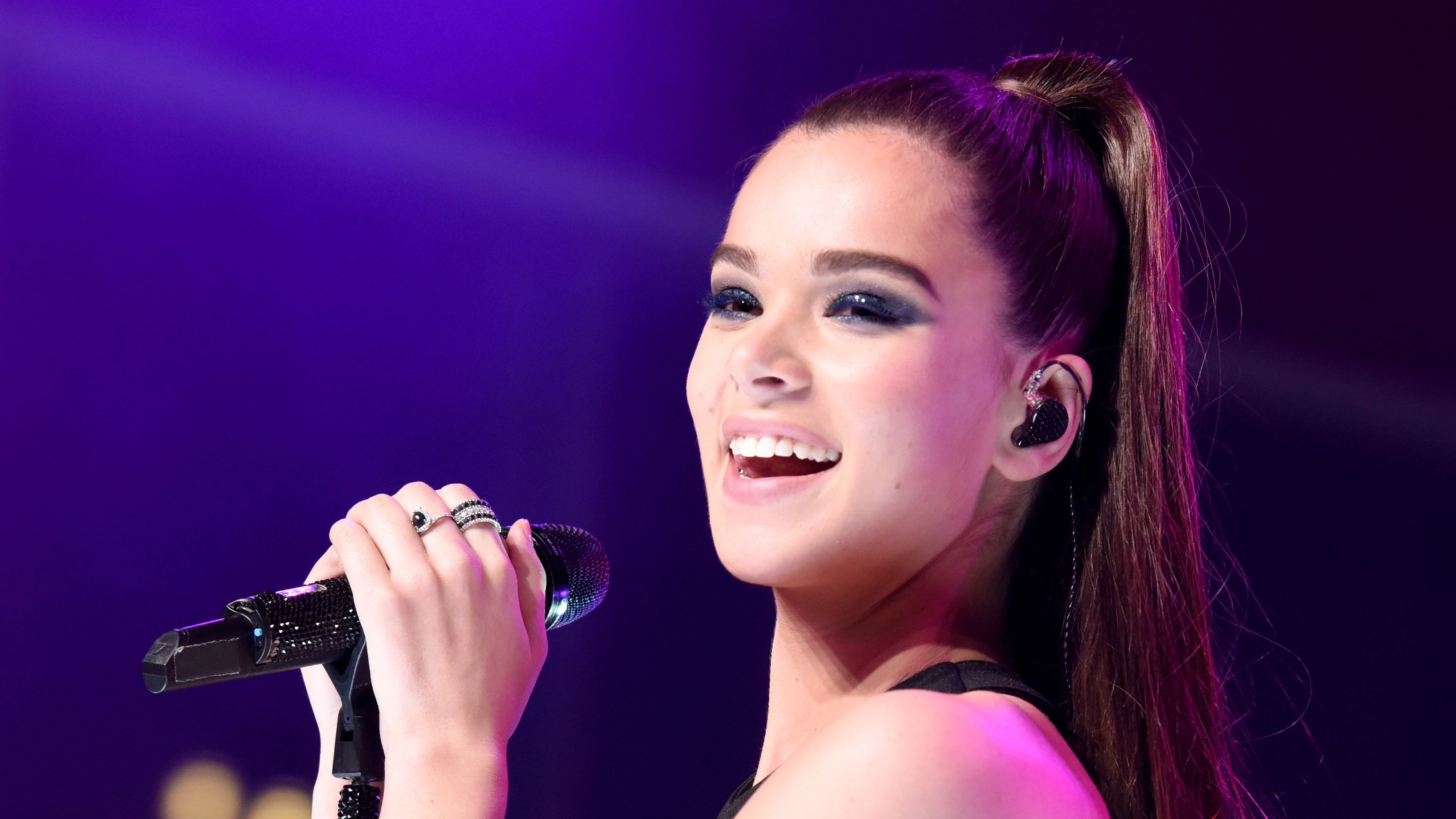 Cute Hailee Steinfeld Smiling Wallpapers