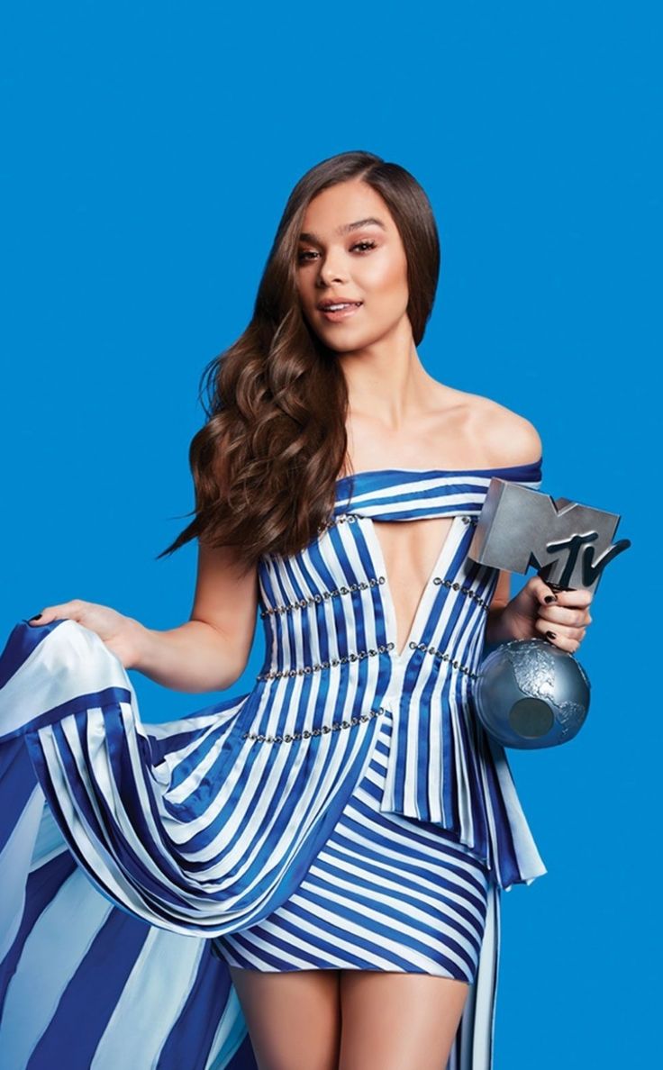 Cute Hailee Steinfeld Smiling Wallpapers