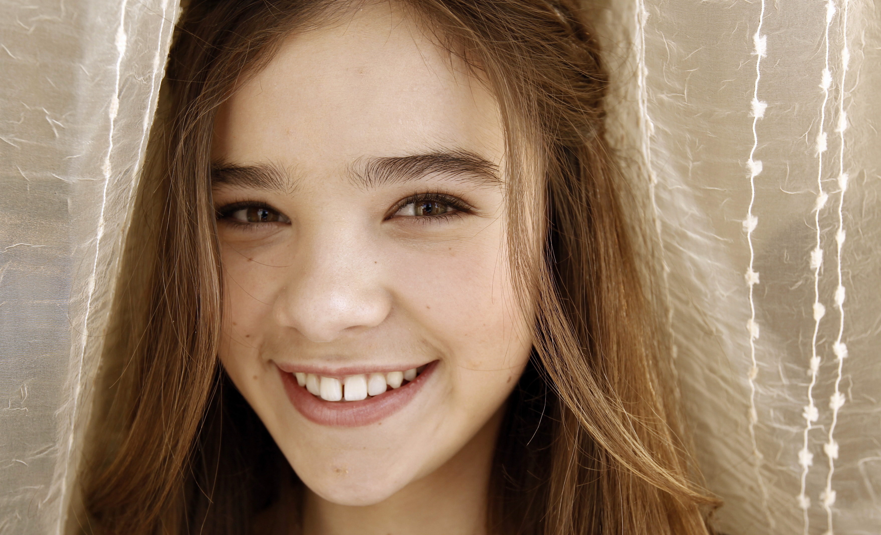 Cute Hailee Steinfeld Smiling Wallpapers