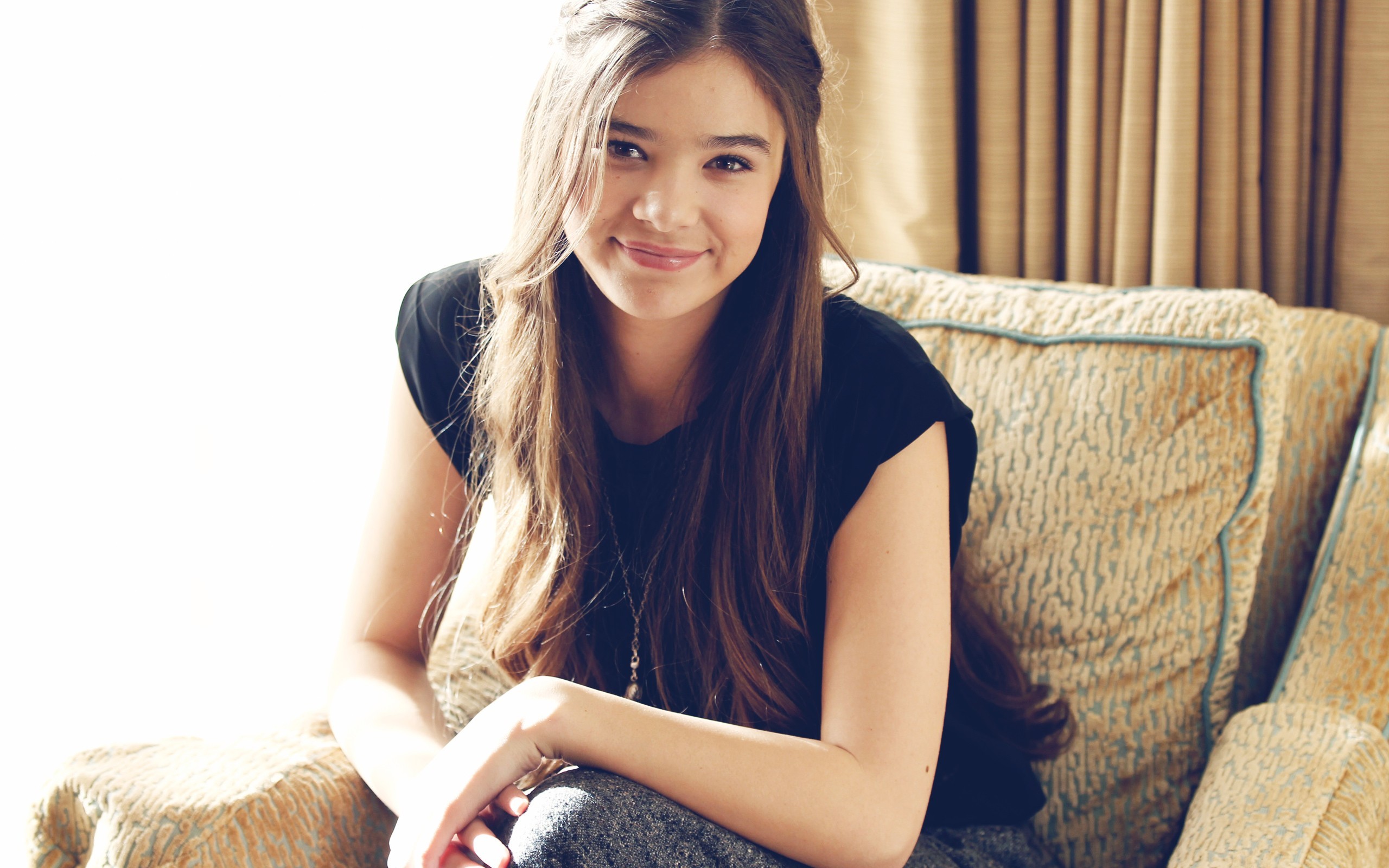 Cute Hailee Steinfeld Smiling Wallpapers