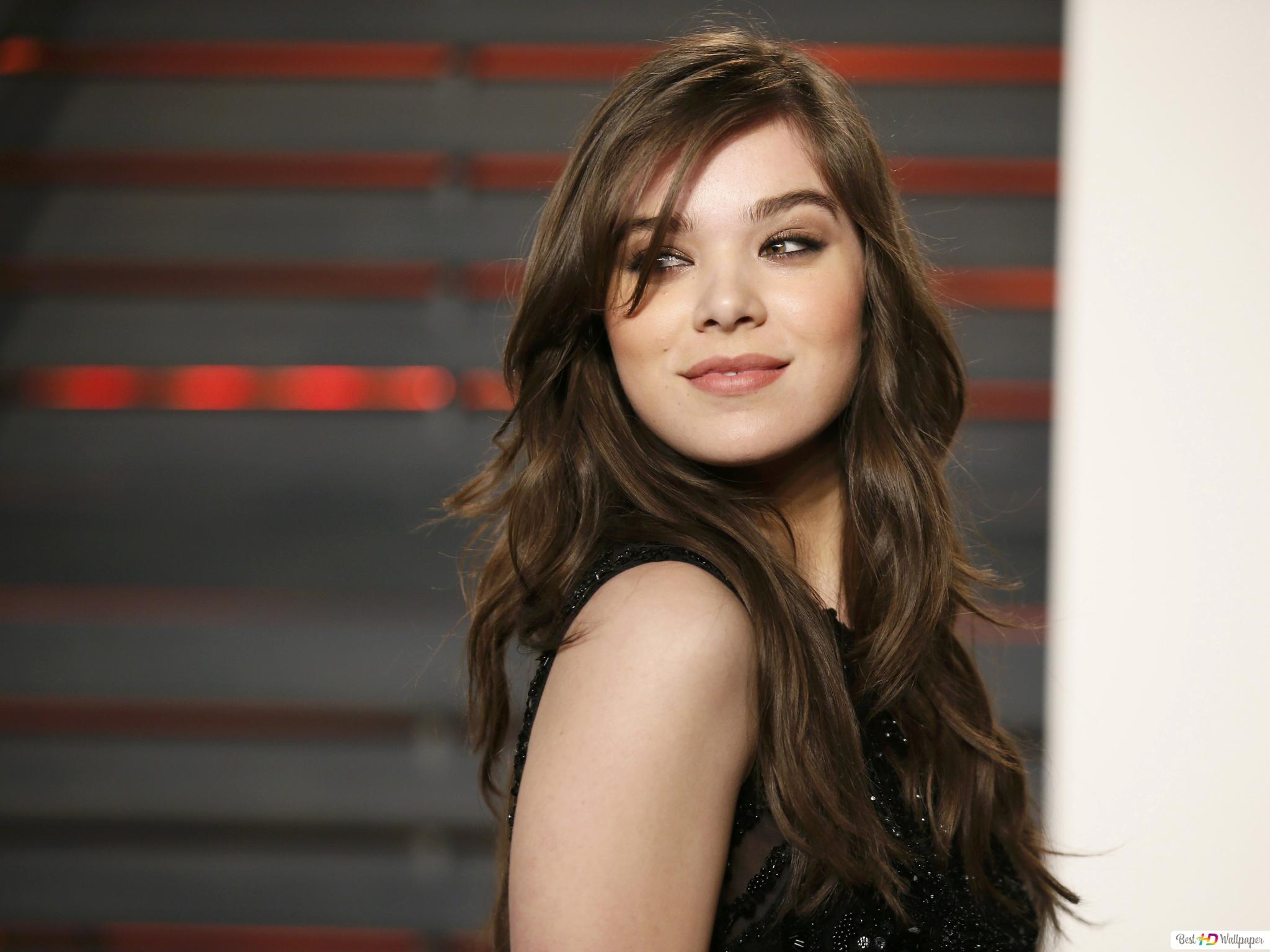 Cute Hailee Steinfeld Smiling Wallpapers