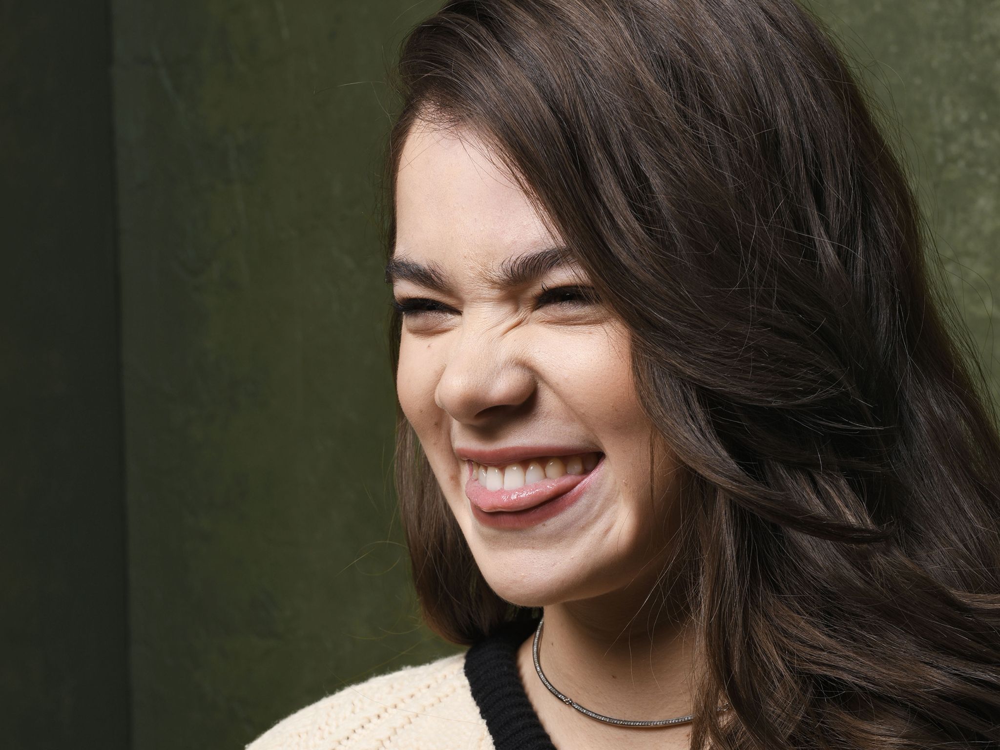 Cute Hailee Steinfeld Smiling Wallpapers