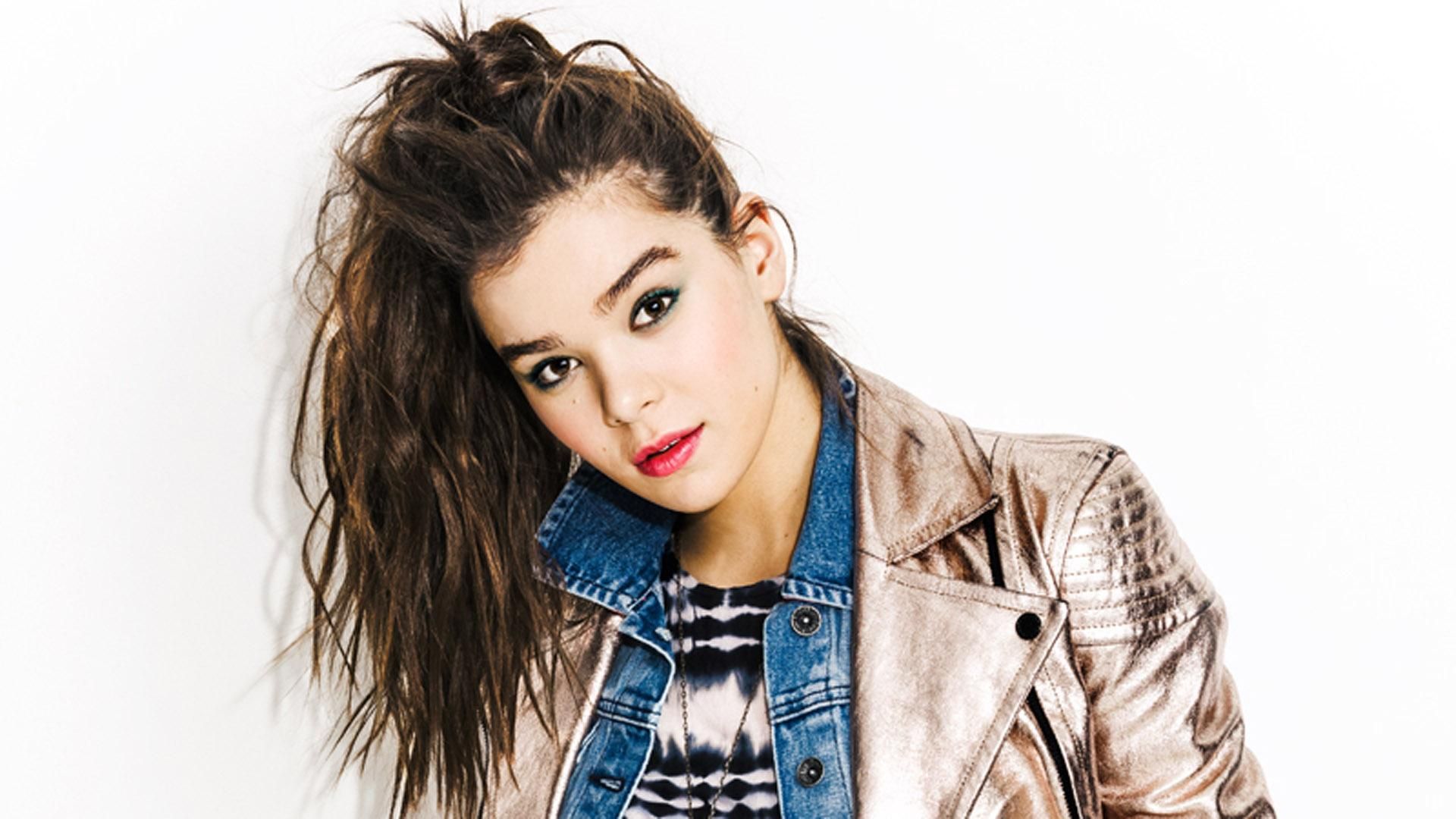 Cute Hailee Steinfeld Smiling Wallpapers