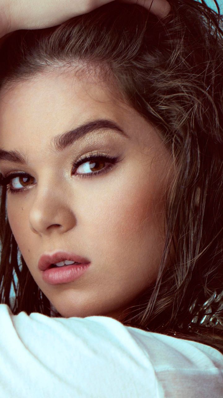 Cute Hailee Steinfeld Smiling Wallpapers