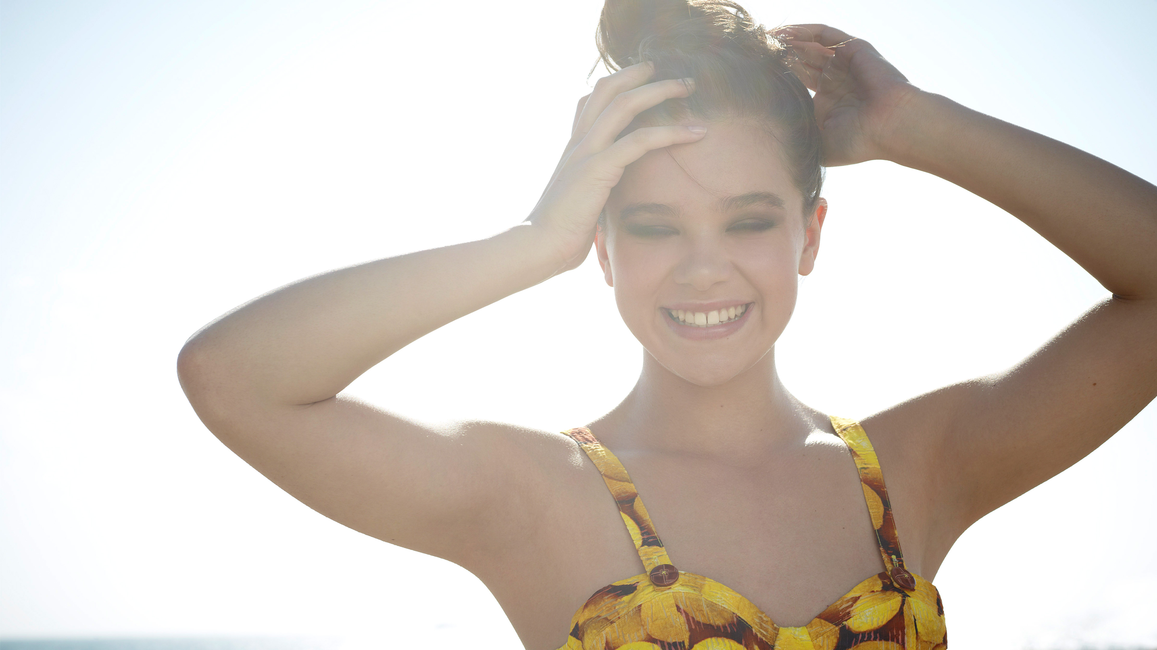 Cute Hailee Steinfeld Smiling Wallpapers