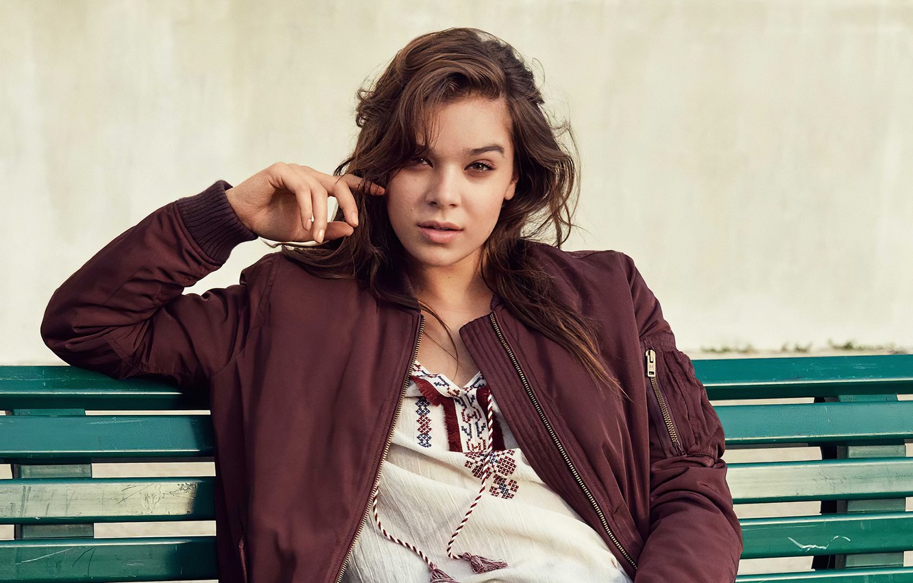 Cute Hailee Steinfeld Smiling Wallpapers