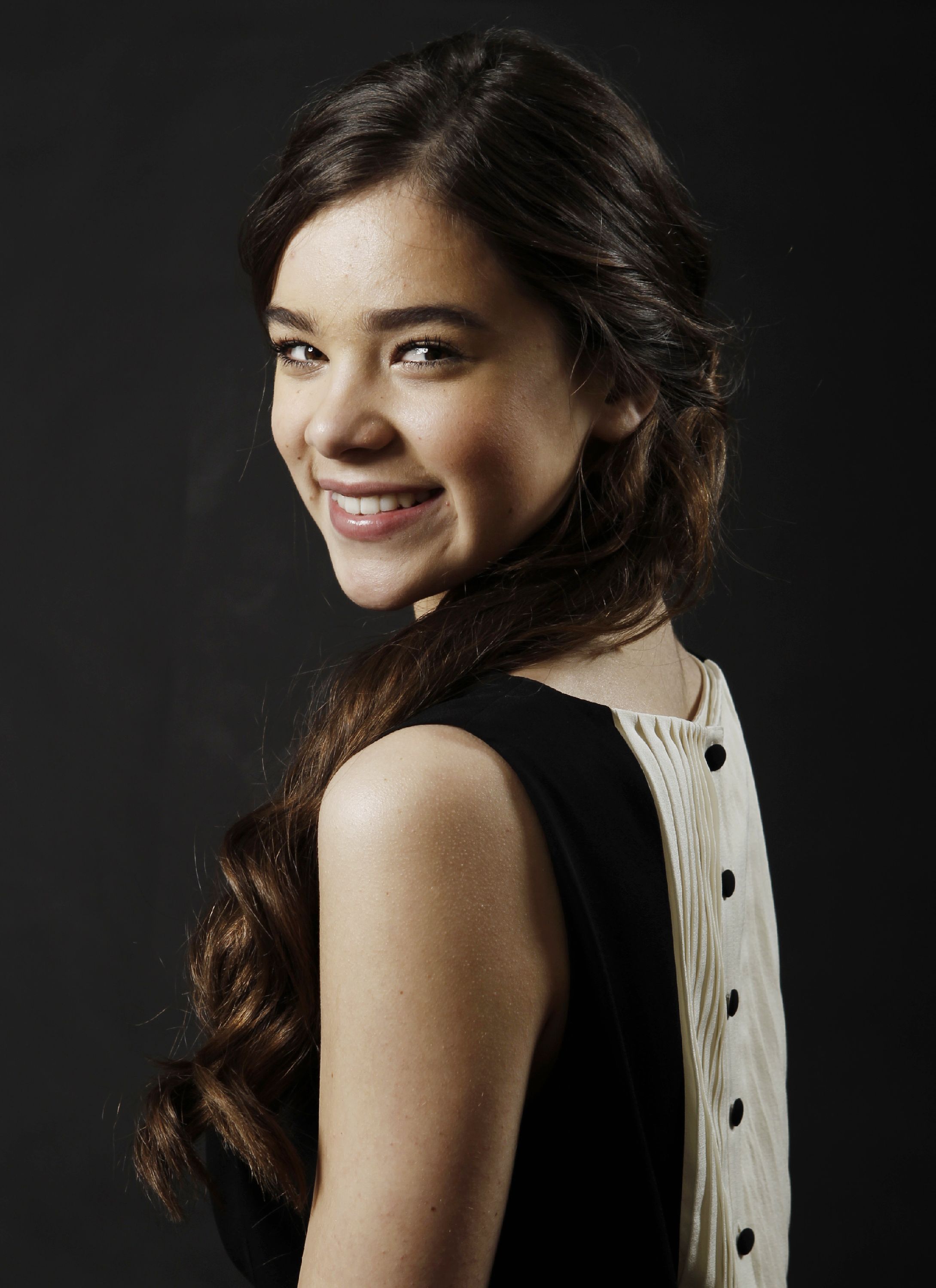 Cute Hailee Steinfeld Smiling Wallpapers