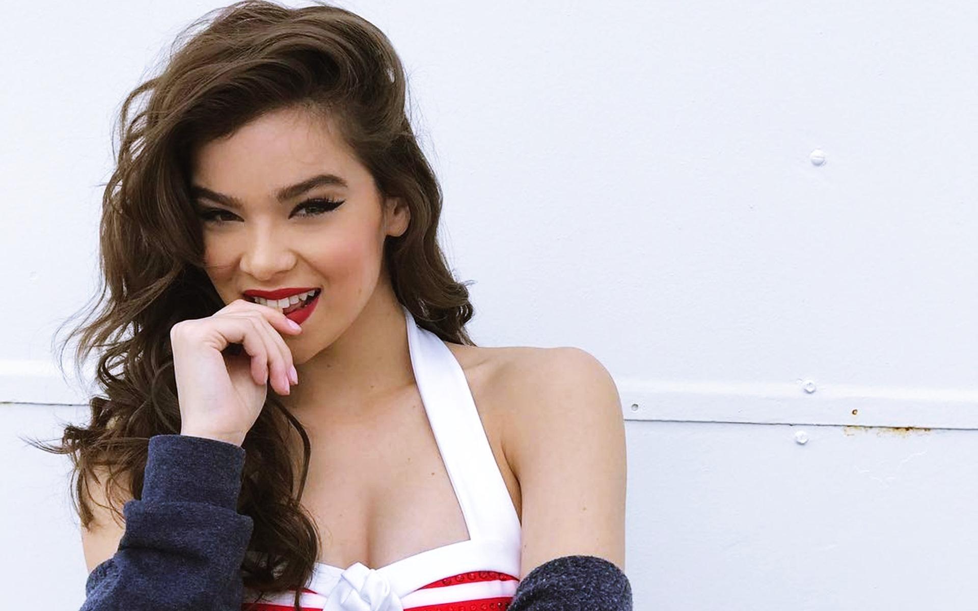 Cute Hailee Steinfeld Smiling Wallpapers