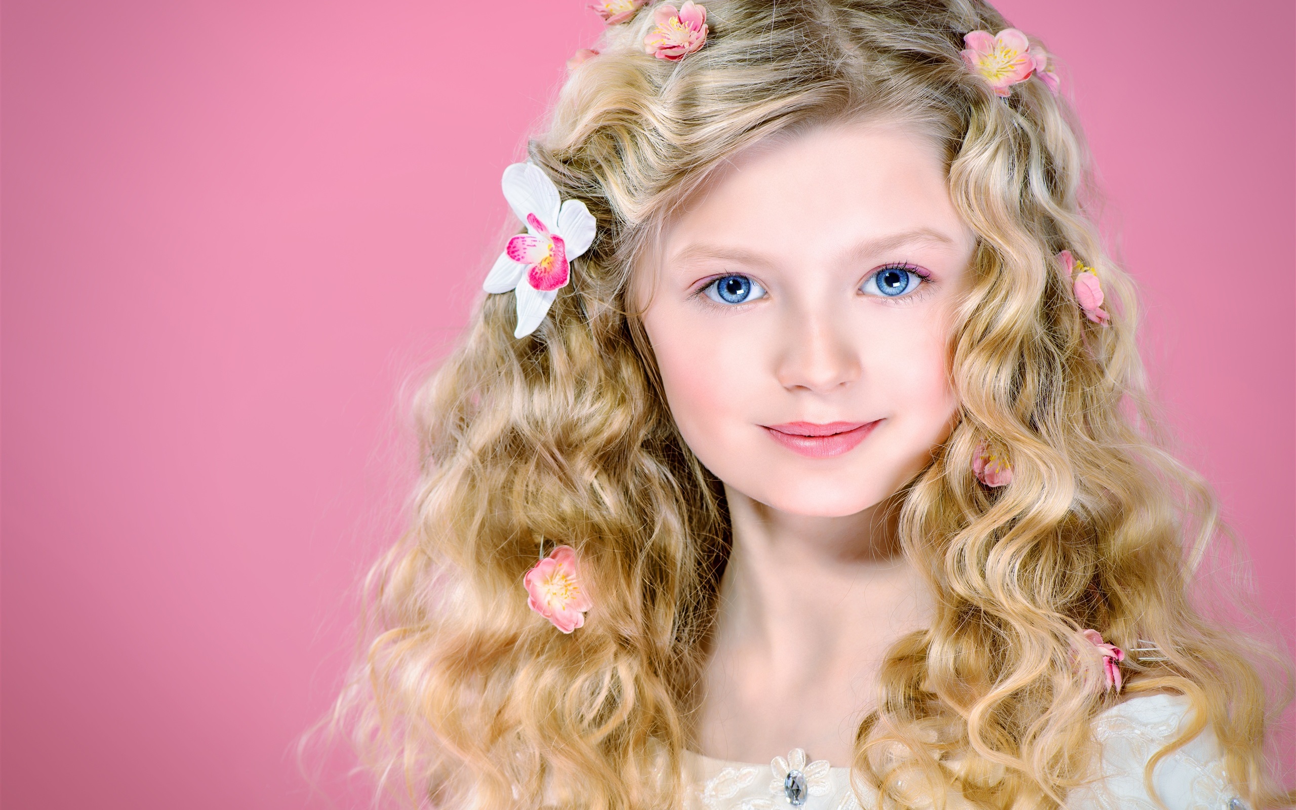 Cute Little Girl Blonde Eyes
 Wallpapers