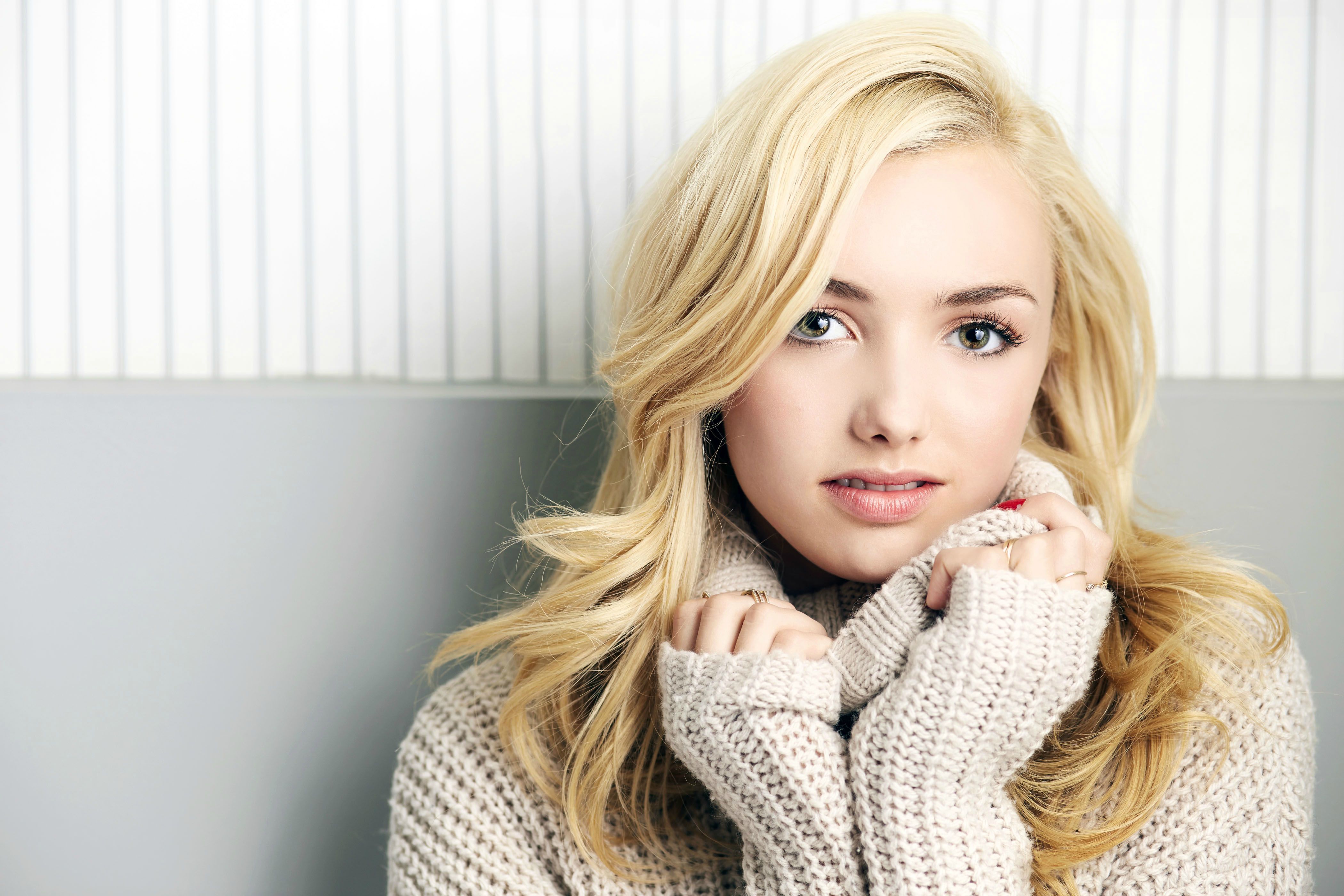 Cute Peyton Roi List Photoshoot Wallpapers