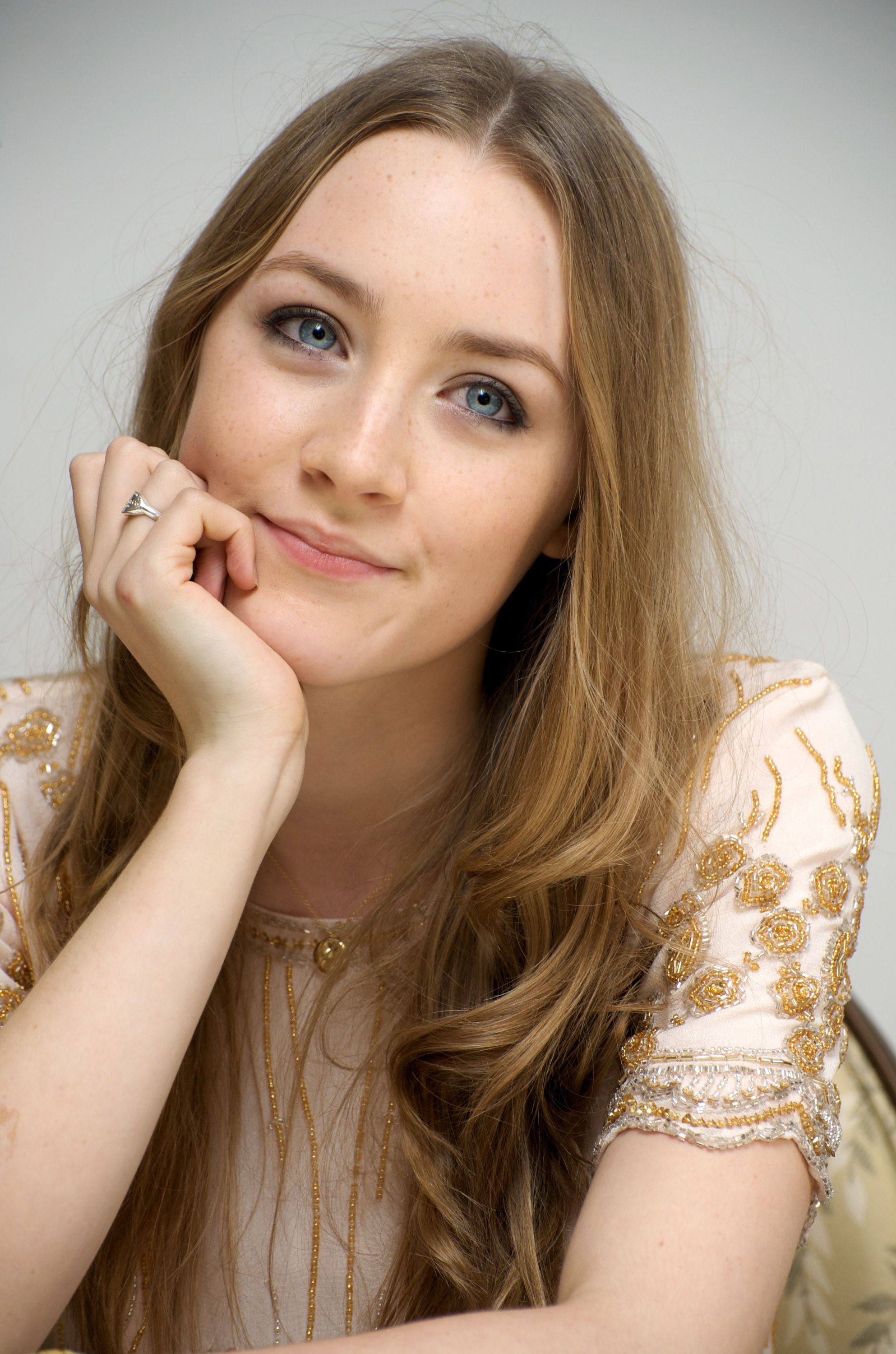 Cute Saoirse Ronan Wallpapers