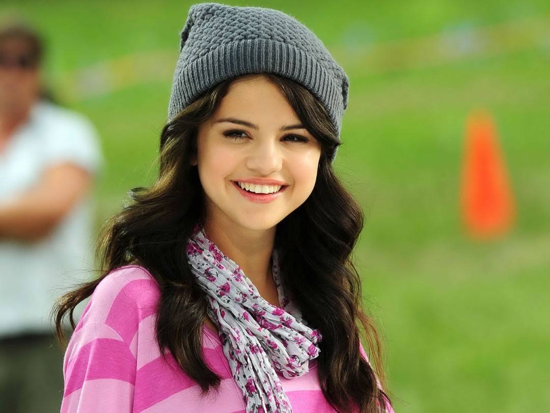 Cute Selena Gomez Photoshoot Wallpapers